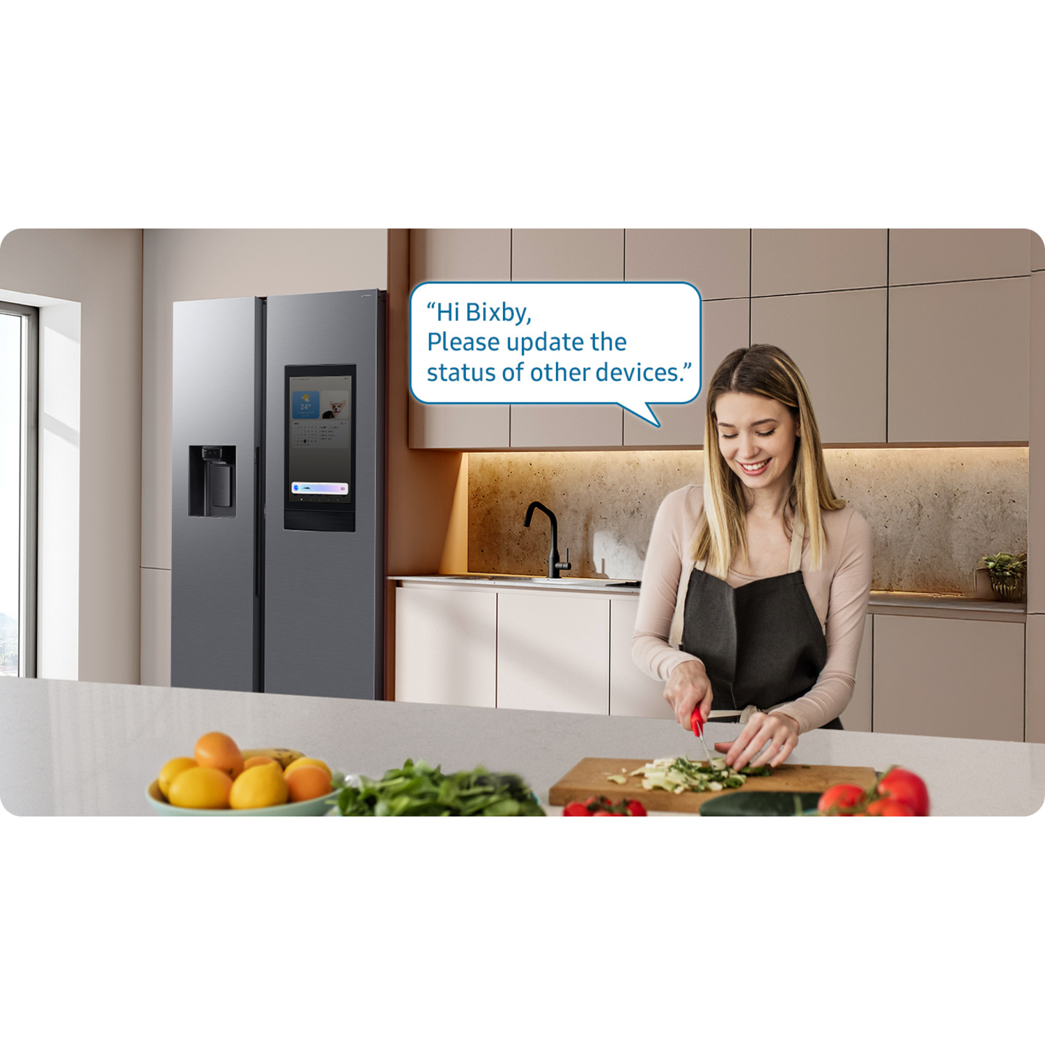 Vrouw die slimme koelkast gebruikt in een keuken. Tekstballon: "Hallo Bixby, update de status van andere apparaten."