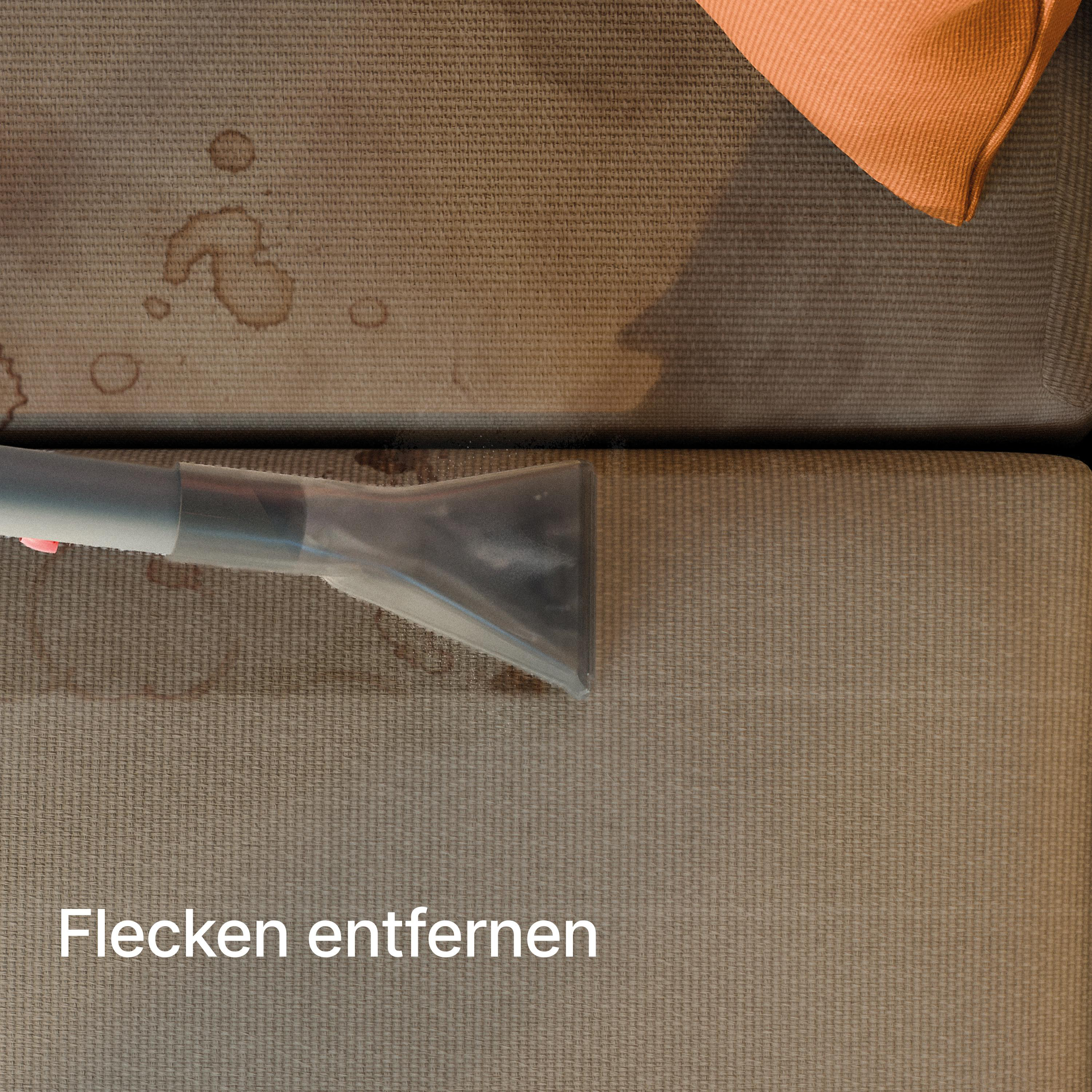 Reinigung eines Sofas mit einem Reinigungswerkzeug, das die Fleckenentfernung zeigt.
