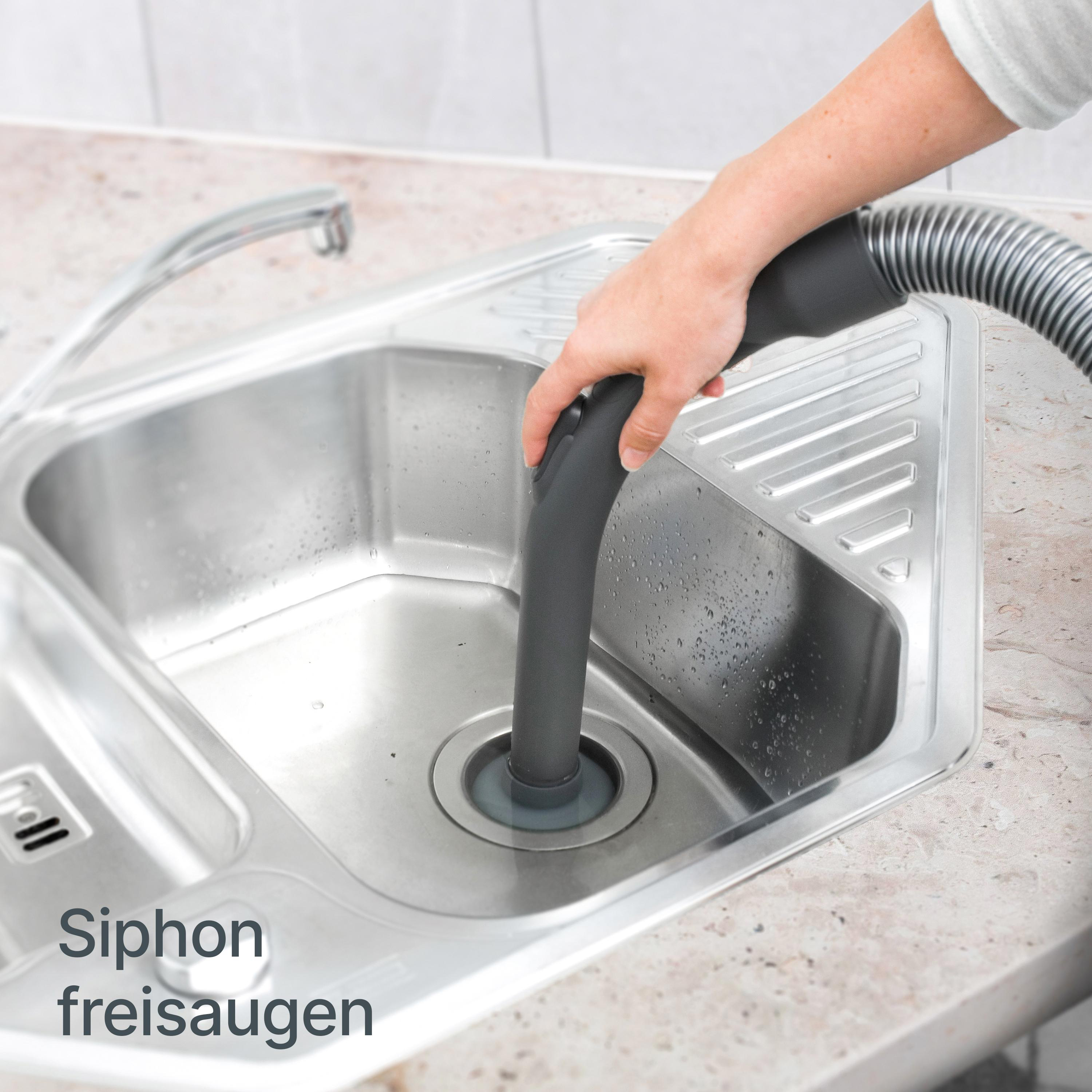 Eine Person reinigt einen Spülbeckenablauf mit einem Werkzeug.
