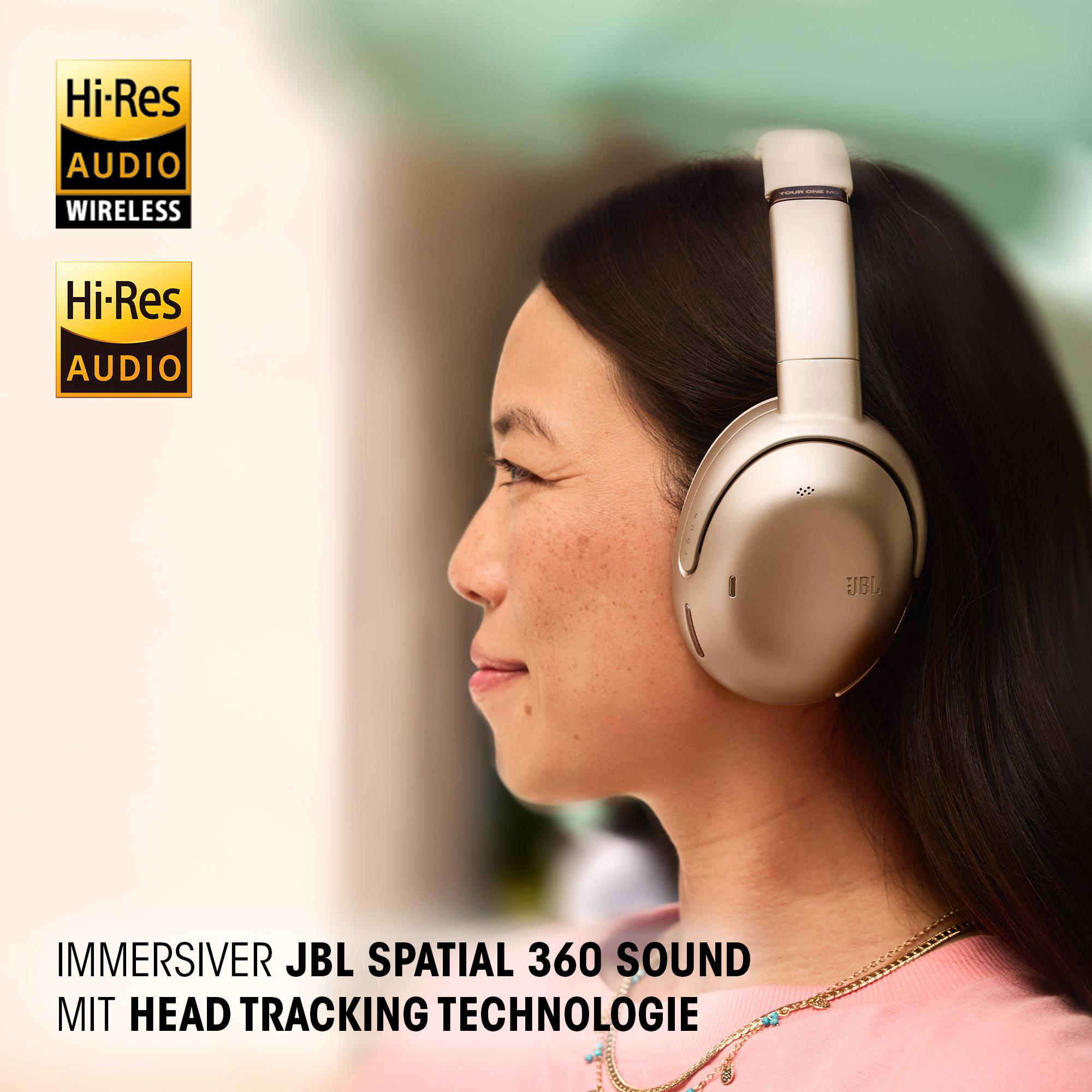 Eine Frau mit Kopfhörern. JBL-Logo sichtbar. Text: Immersive JBL Spatial 360 Sound mit Head Tracking Technologie.