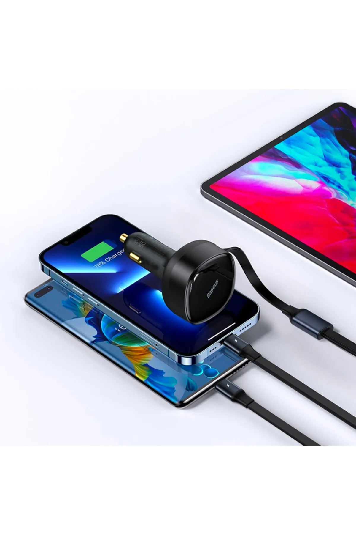 Şarj olan bir telefon ve tablet ile siyah bir araç şarj cihazı.