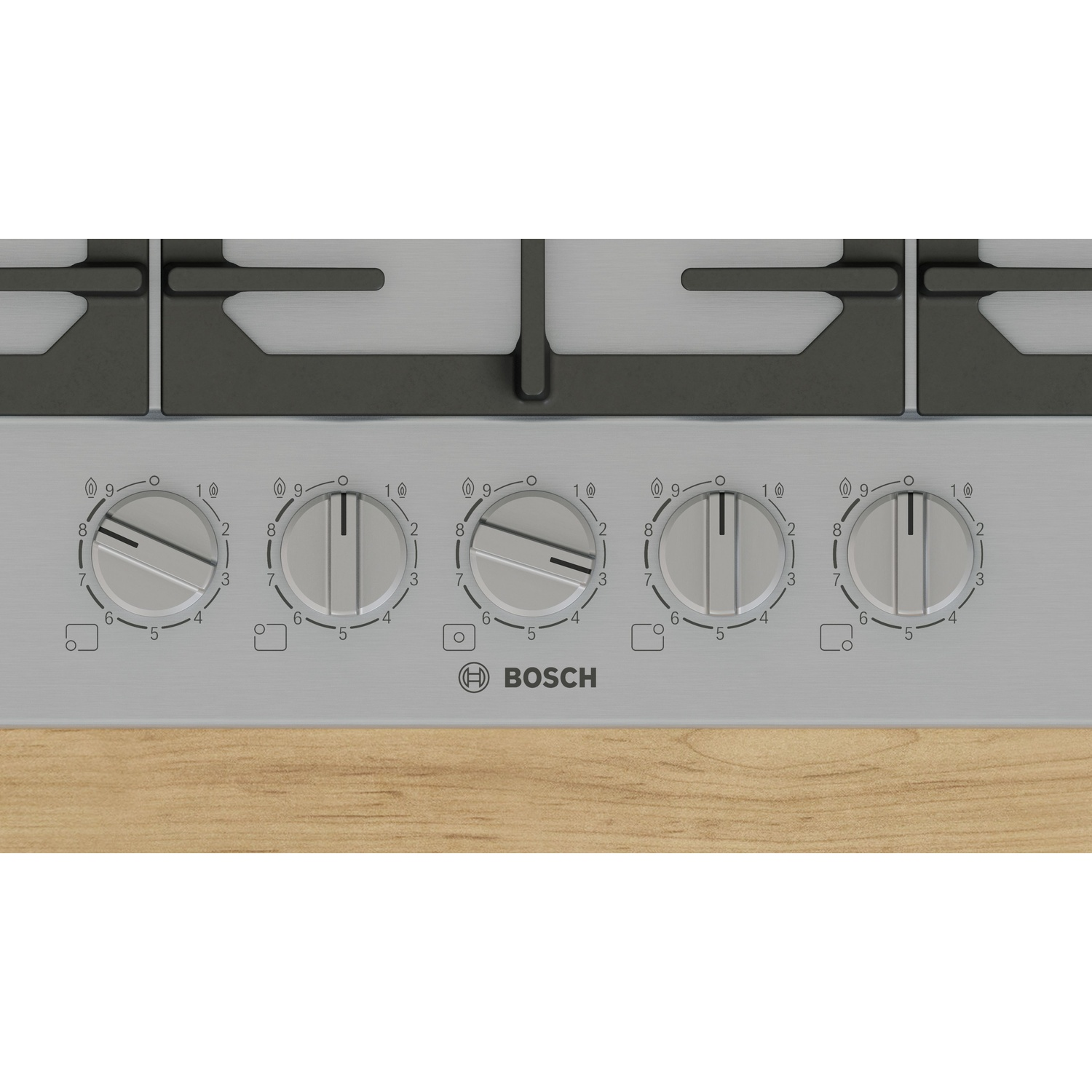 Primo piano del pannello di controllo di un fornello a gas con cinque manopole e il logo Bosch.
