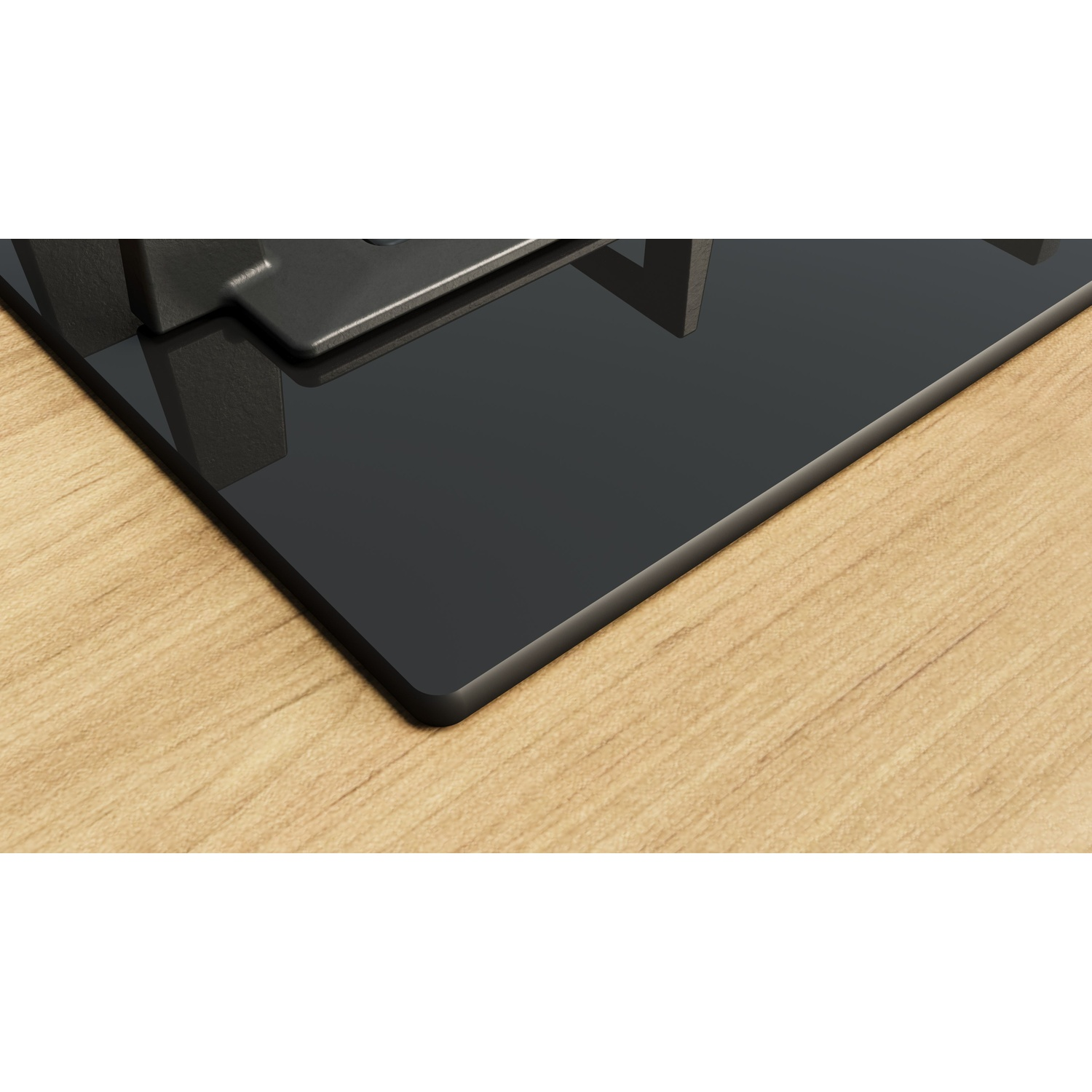 Piano cottura nero su superficie in legno con ombra.