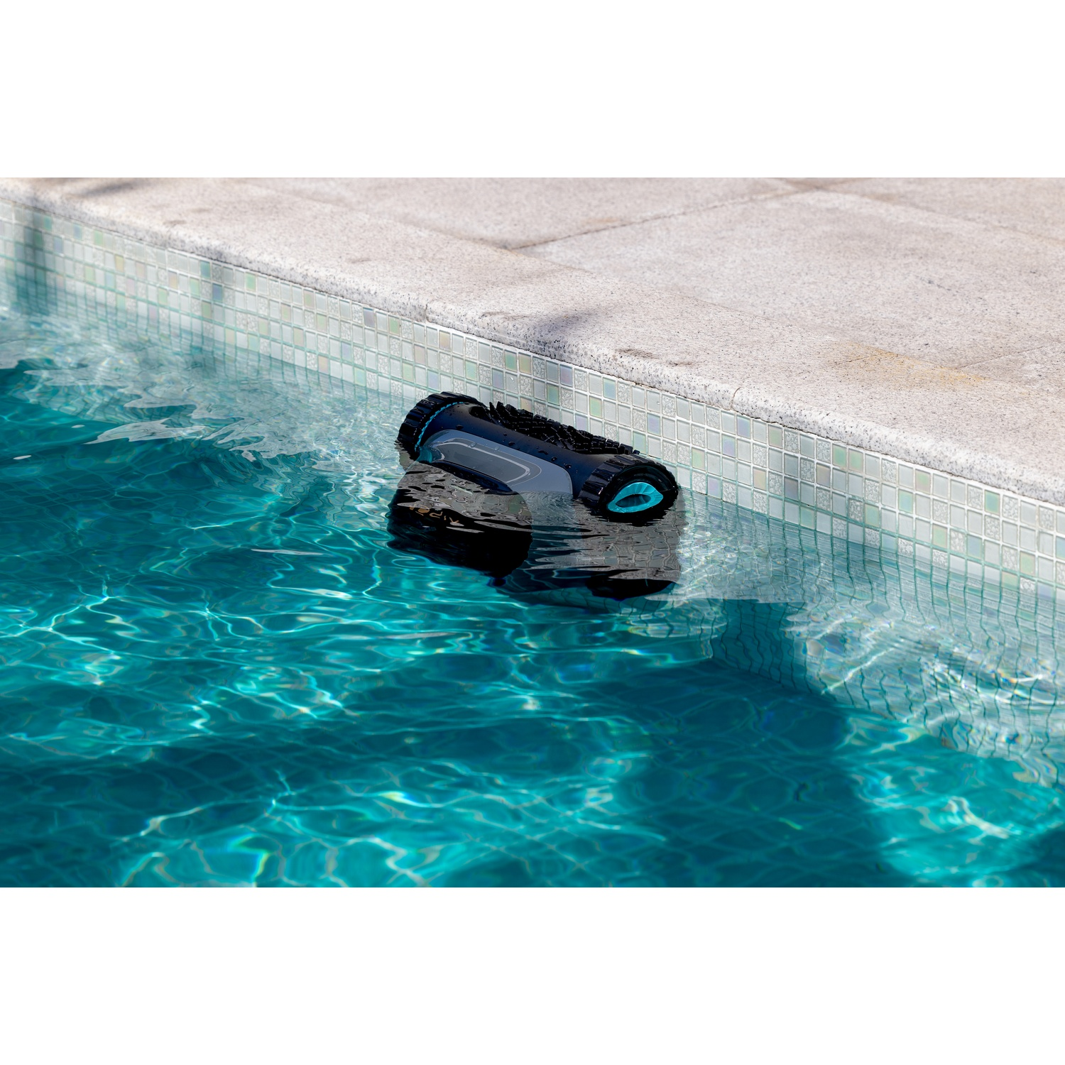 Un pulitore per piscina cilindrico nero è immerso in una piscina.