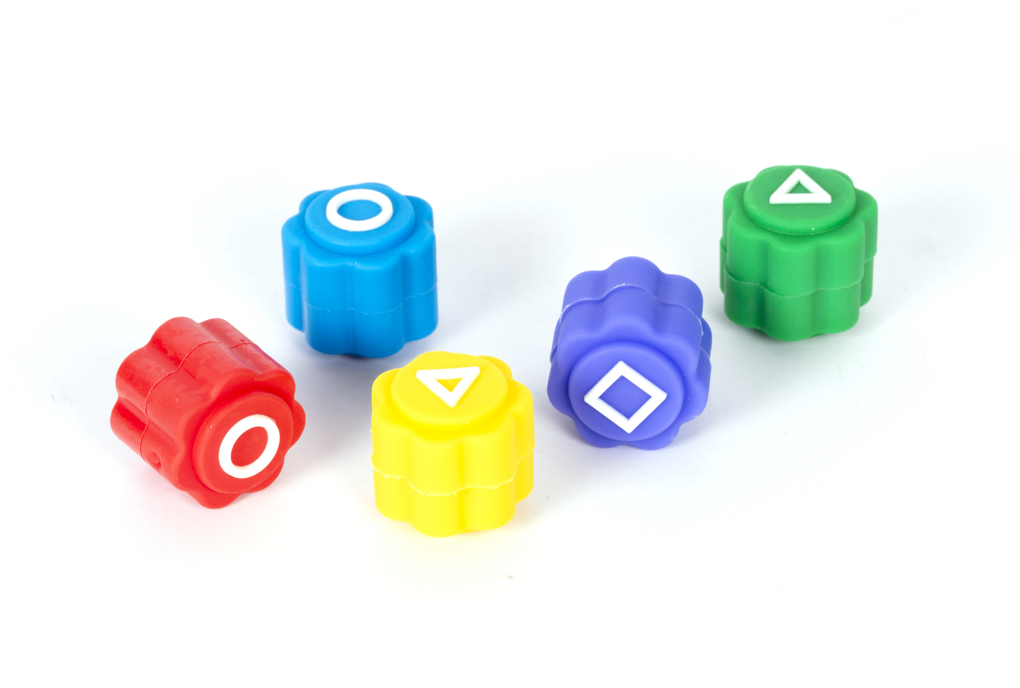 Fünf bunte Controller-Thumbstick-Kappen mit Formen oben drauf.