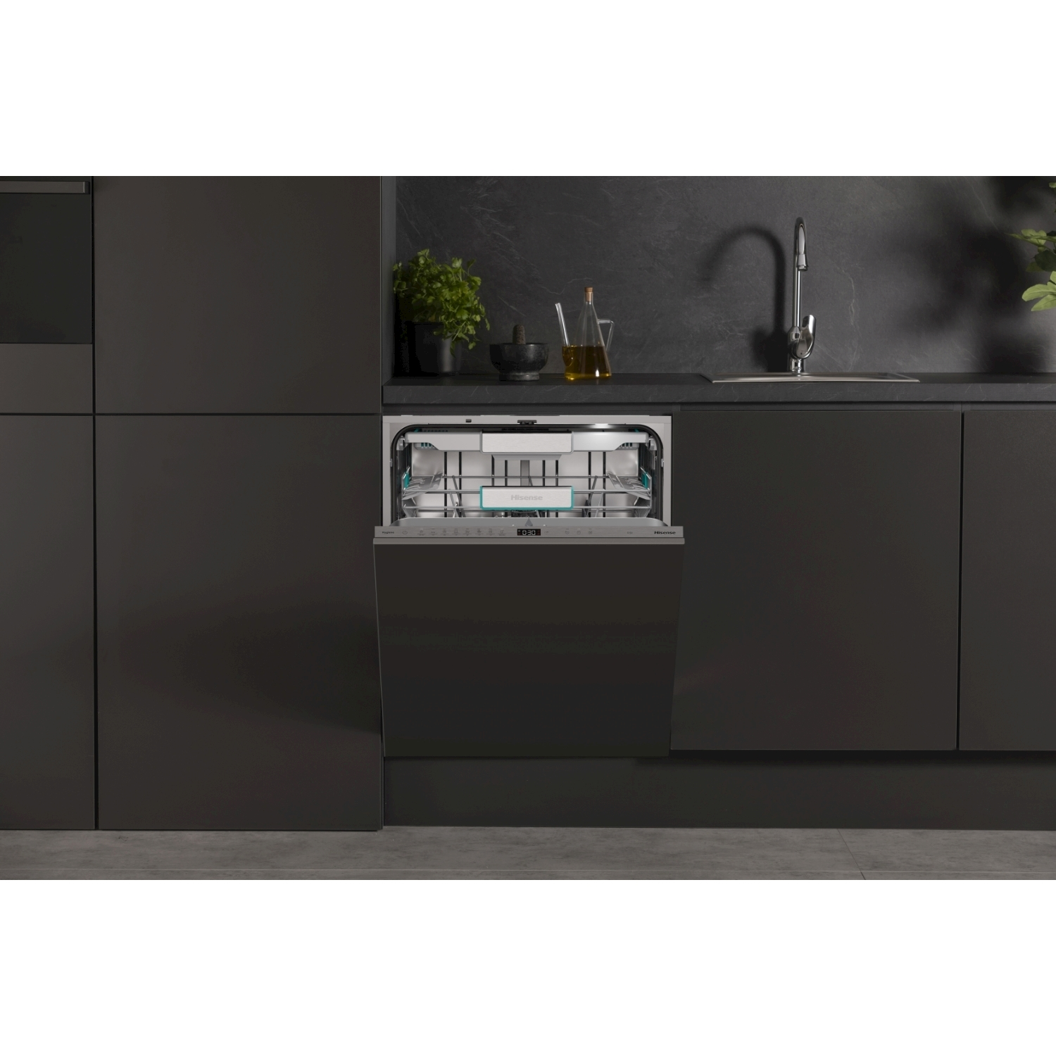 Una lavastoviglie, aperta, installata in un mobile da cucina scuro. Interno: ripiani, utensili.