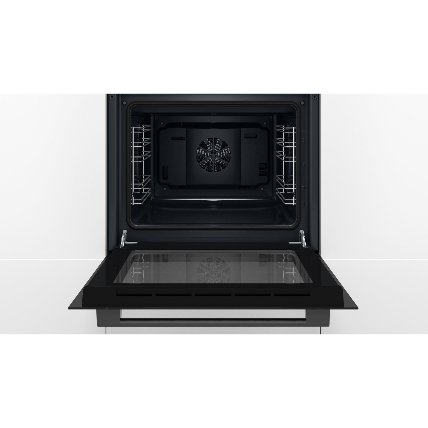 Un forno con la porta aperta, interno con ventola e griglie.