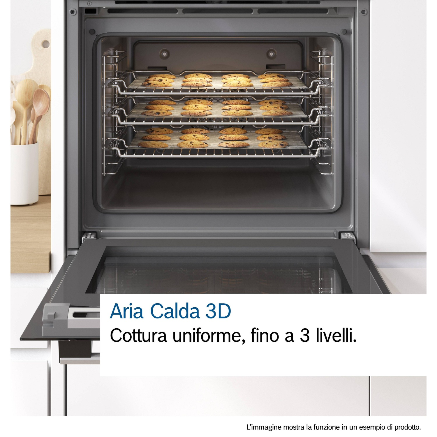 Un forno aperto con biscotti all'interno, che mostra più livelli per una cottura uniforme.