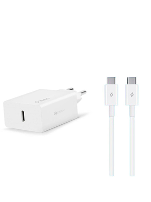USB-C bağlantı noktasına sahip beyaz bir şarj cihazı ve iki beyaz USB-C kablosu, hepsi beyaz bir arka plana karşı.