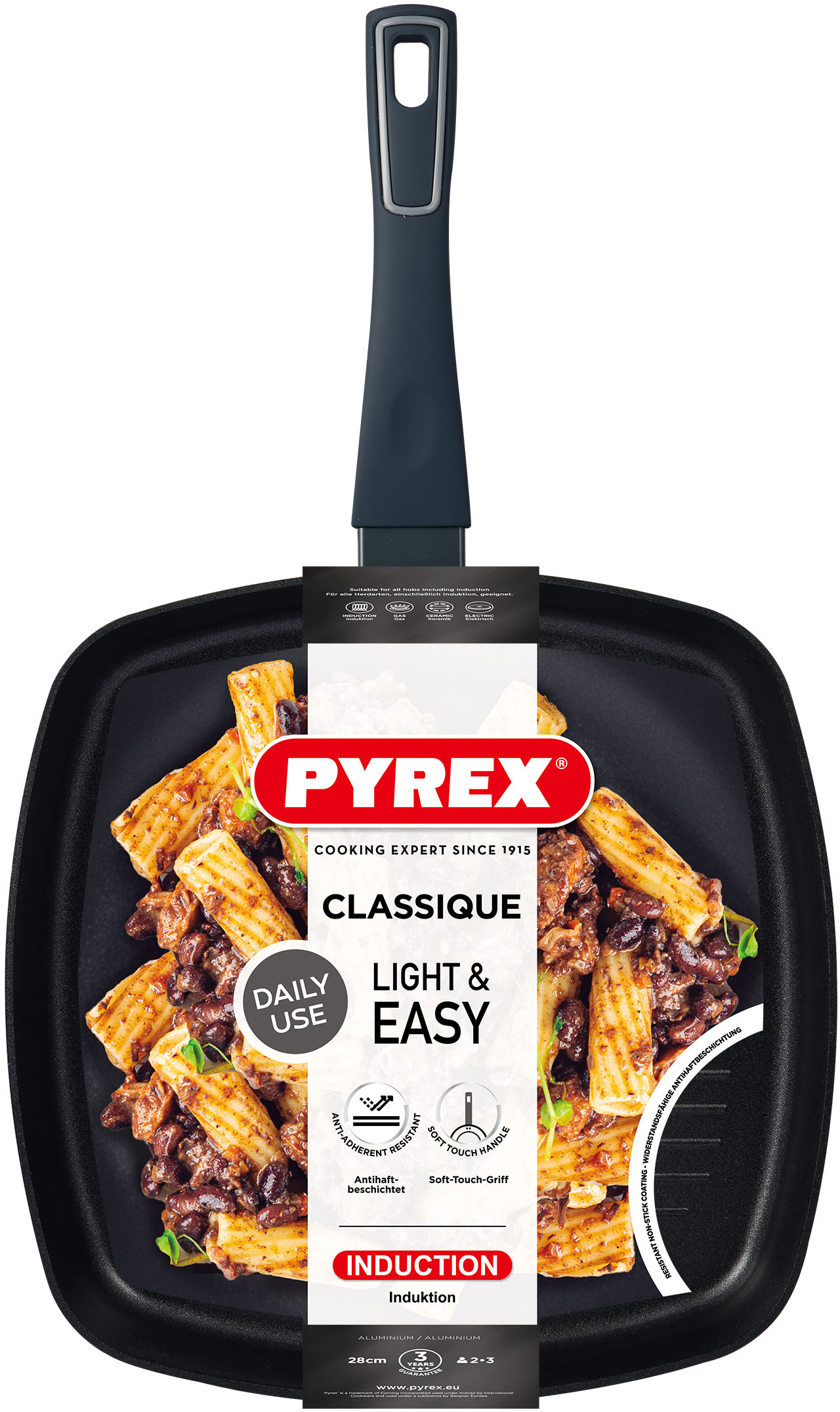 Fekete Pyrex serpenyő fogantyúval, étellel töltve, termékcímkével a tetején.
