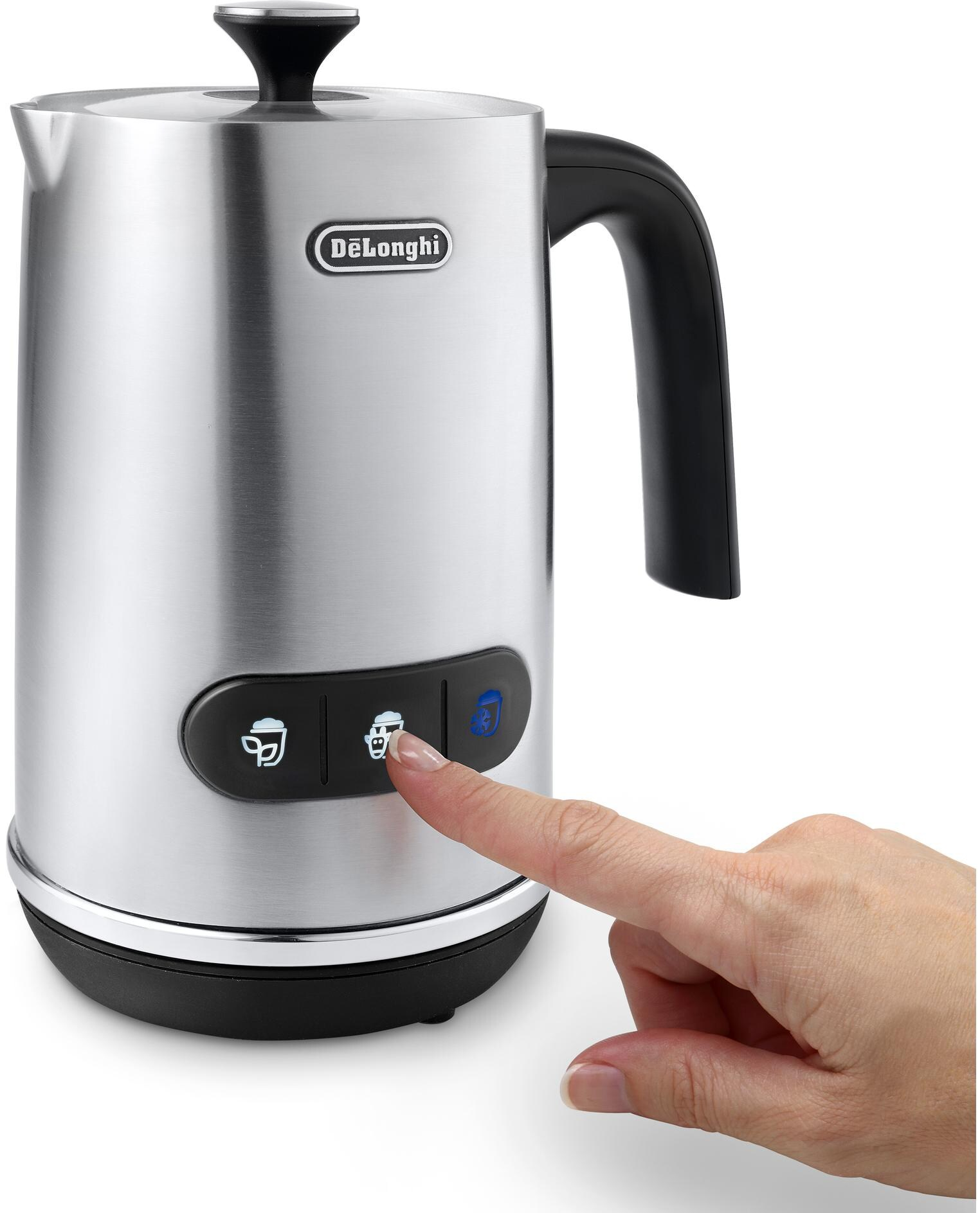 Un montalatte argentato con una mano che preme un pulsante. Il pulsante ha un'icona di tazza di caffè.