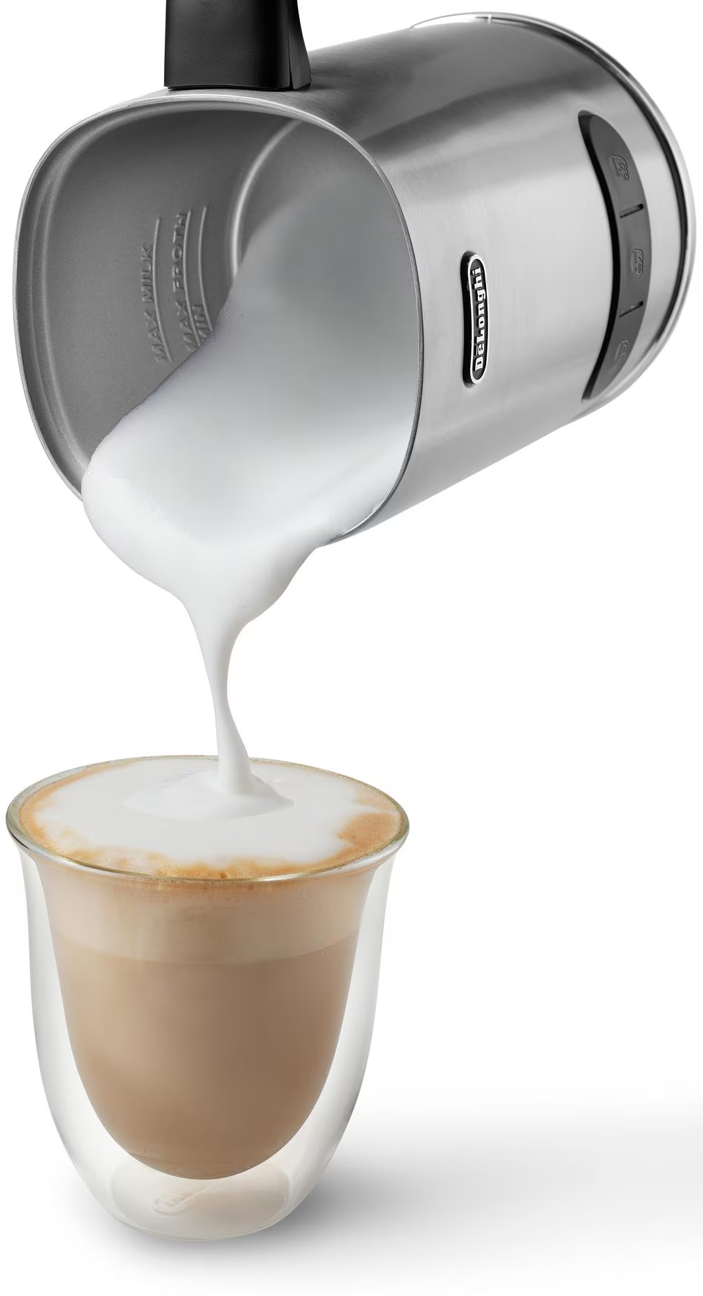 Il latte viene versato in un bicchiere di caffè. Il bicchiere è su sfondo bianco.