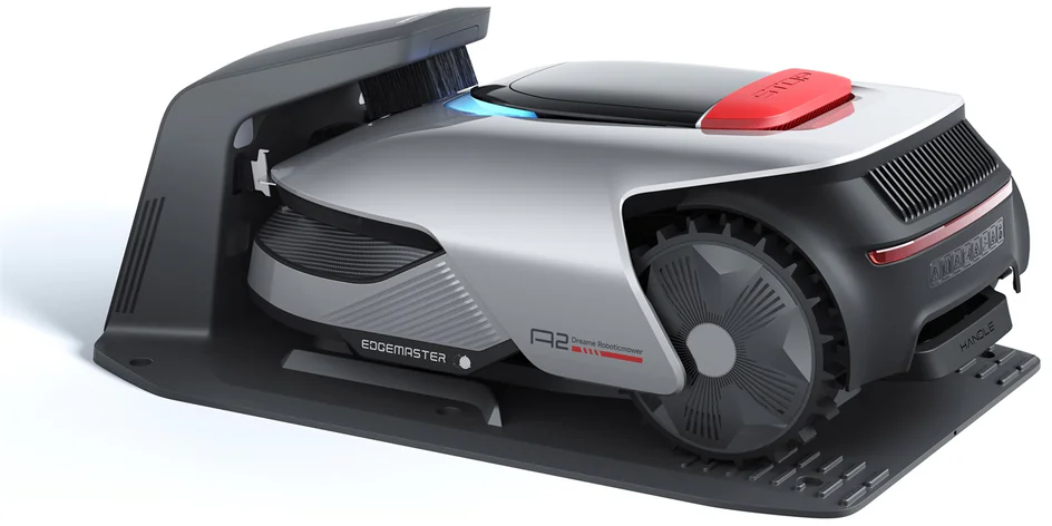 Roboter-Rasenmäher auf seiner Ladestation. Er hat einen silbernen Körper, schwarze Akzente und einen roten Stopp-Knopf.