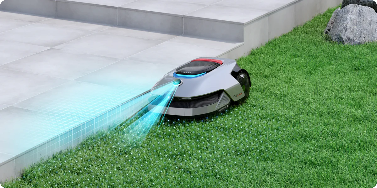 Ein Roboter-Rasenmäher mäht den grünen Rasen. Ein Lichtstrahl zeigt den Weg. Graue Fliesen und ein Felsen sind im Hintergrund.