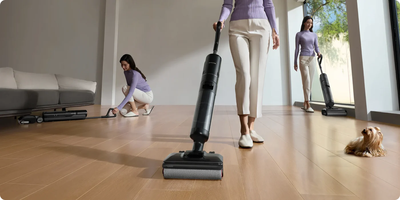 Plusieurs femmes utilisant un aspirateur dans un salon moderne.