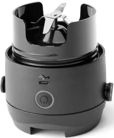 Un piccolo frullatore grigio scuro con una lama e un pulsante di accensione. Una porta USB è visibile.