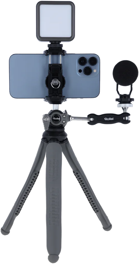 Smartphone auf Stativ mit Licht und Mikrofon. Graues Stativ mit Beinen und Telefonhalter.