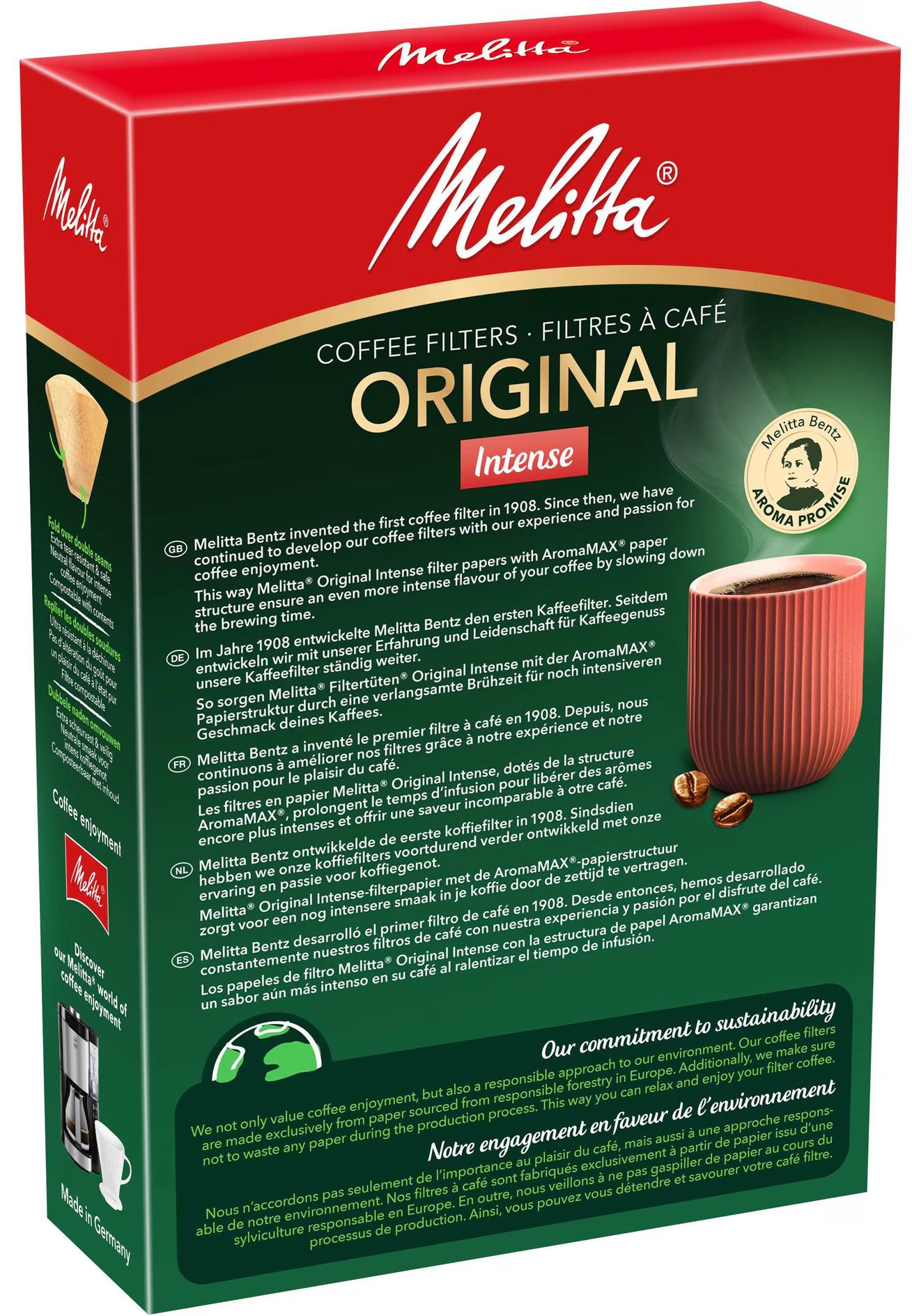 Scatola filtri caffè con testo multilingue, una tazza e chicchi su sfondo rosso.