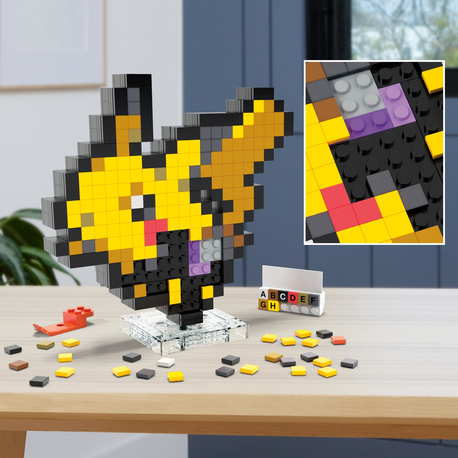 Un Pikachu pixelato fatto di Lego, con mattoncini sparsi e istruzioni su un tavolo.