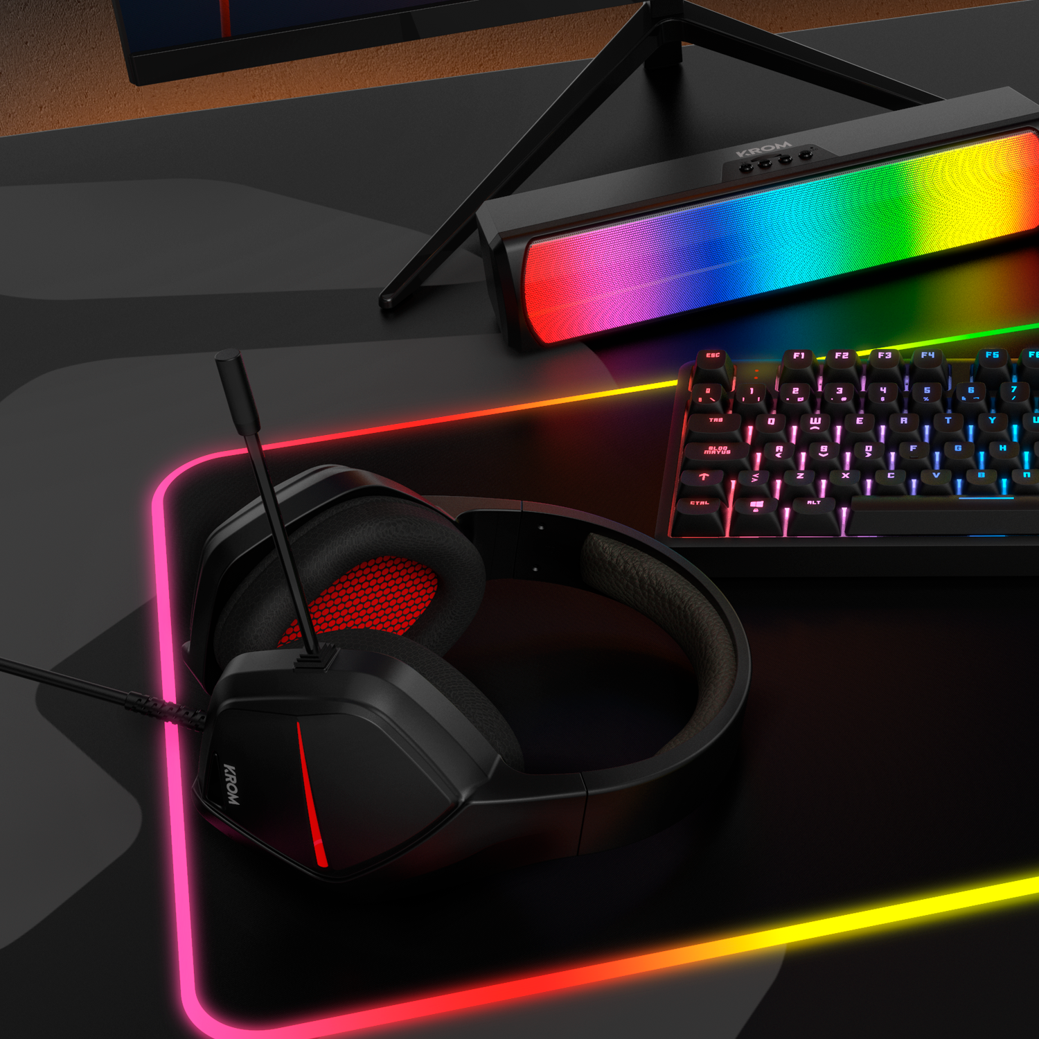 Configuración de juego con auriculares, teclado, alfombrilla y altavoz.