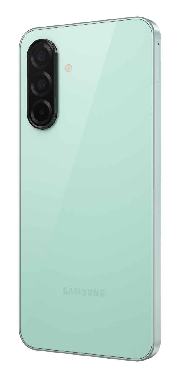 Miętowy smartfon z potrójnym aparatem na czarnym tle.