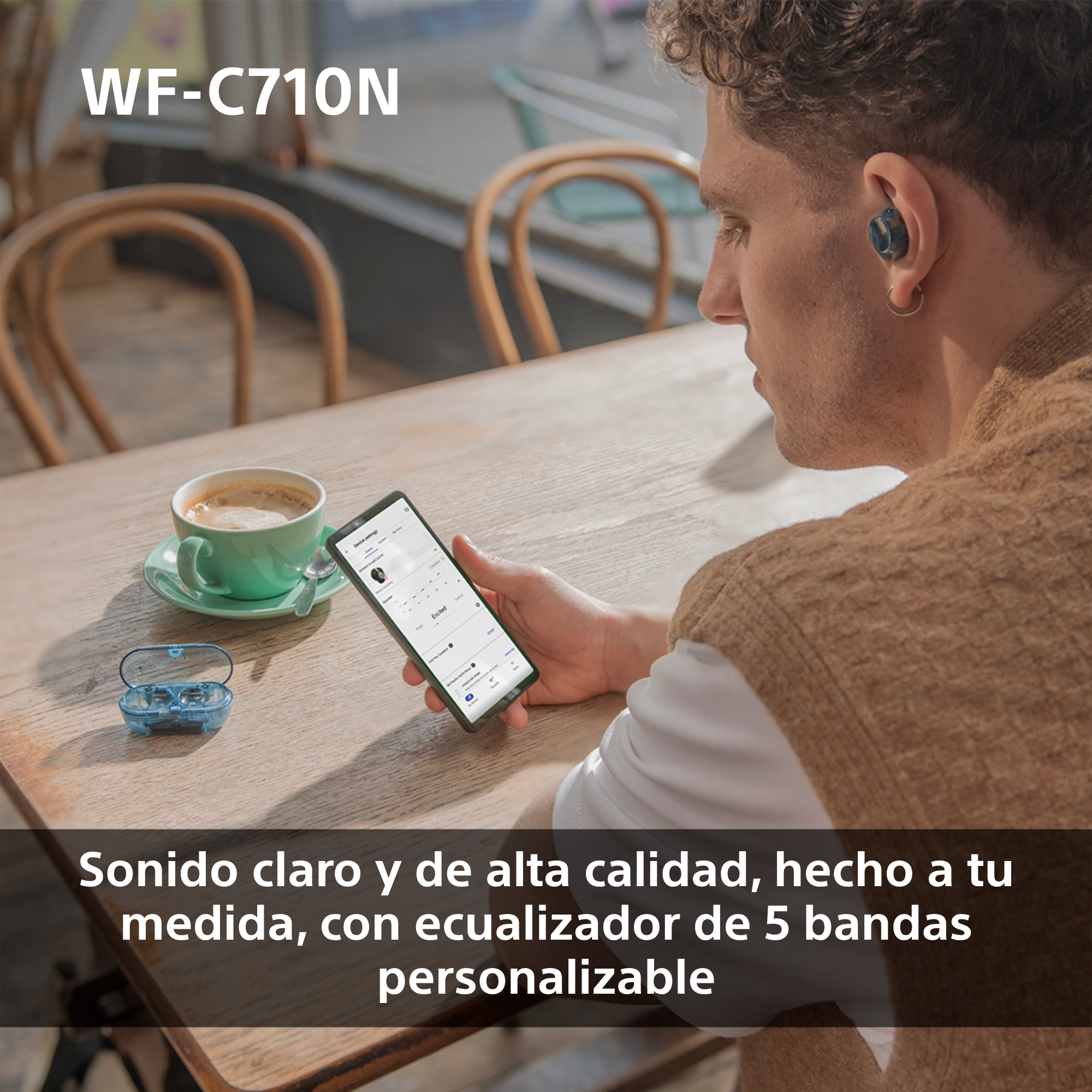Hombre usando un teléfono con auriculares y texto en español sobre calidad de sonido.