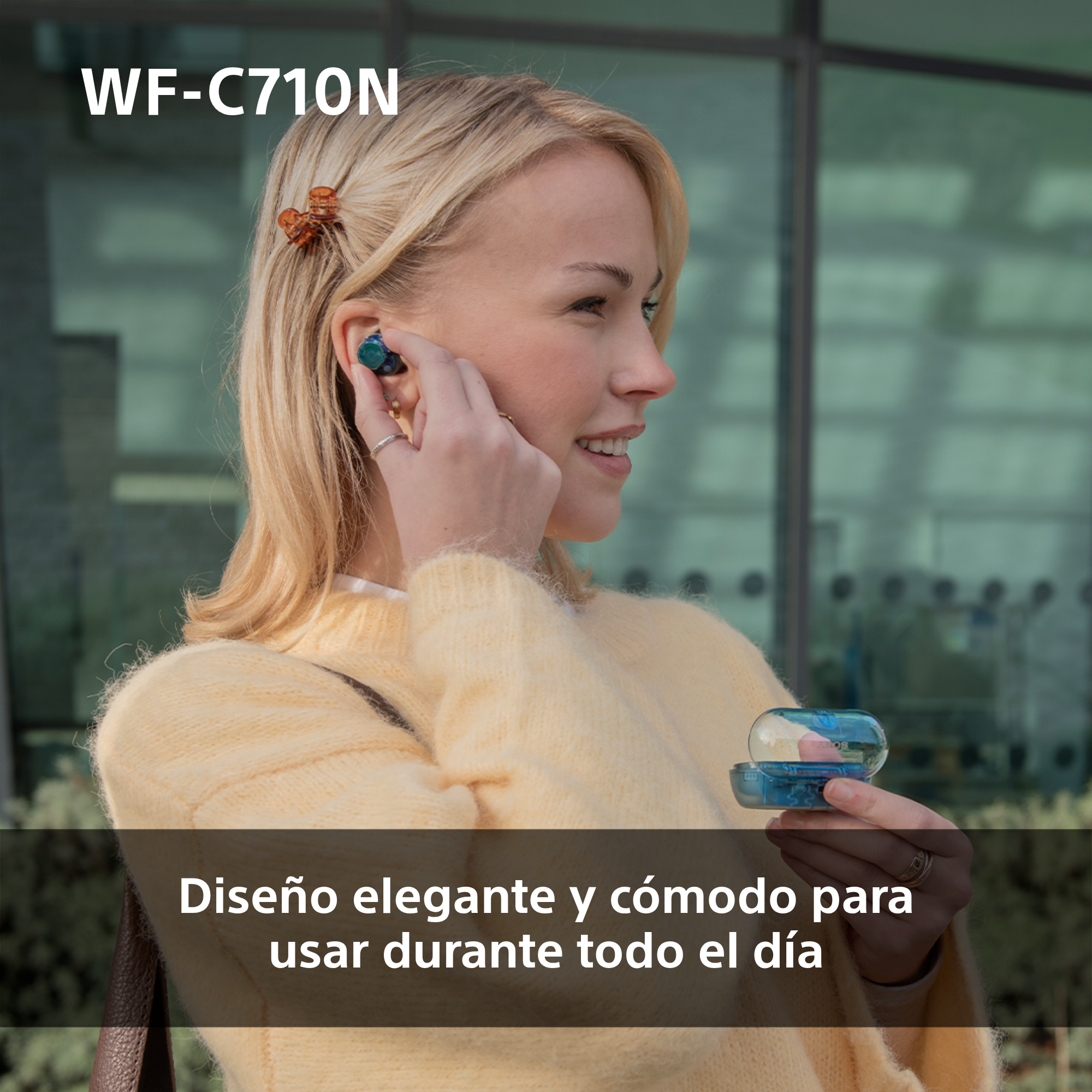 Una mujer con auriculares, sosteniendo un estuche, sonriendo. Texto en español: elegante y cómodo.