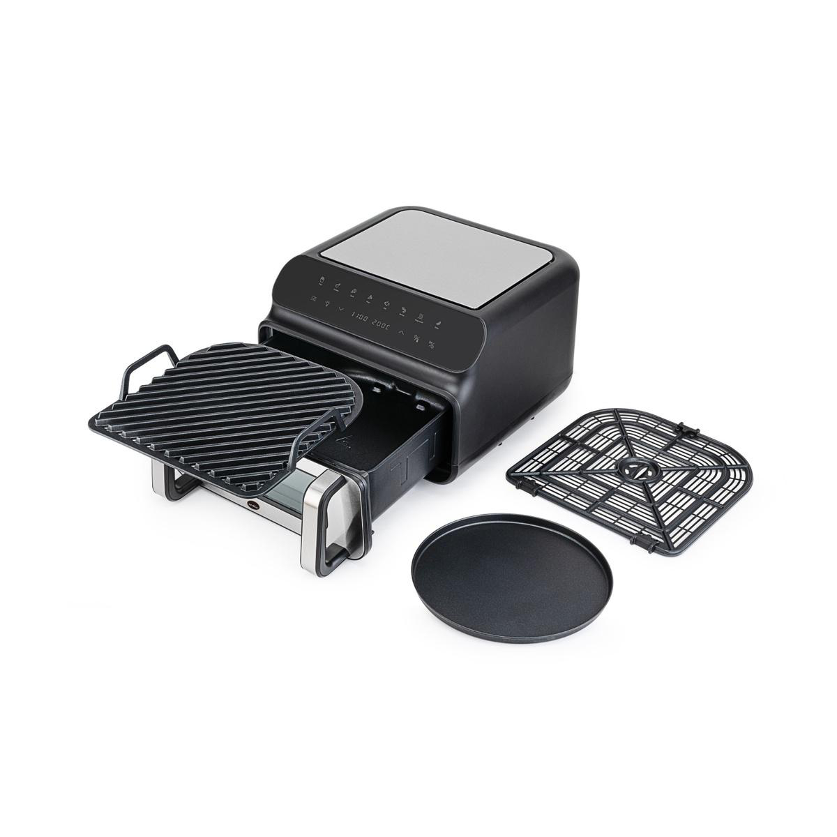 Eine schwarze Heißluftfritteuse mit abnehmbaren Teilen: ein Grill, ein Tablett und eine runde Platte. Alles auf weißem Untergrund.