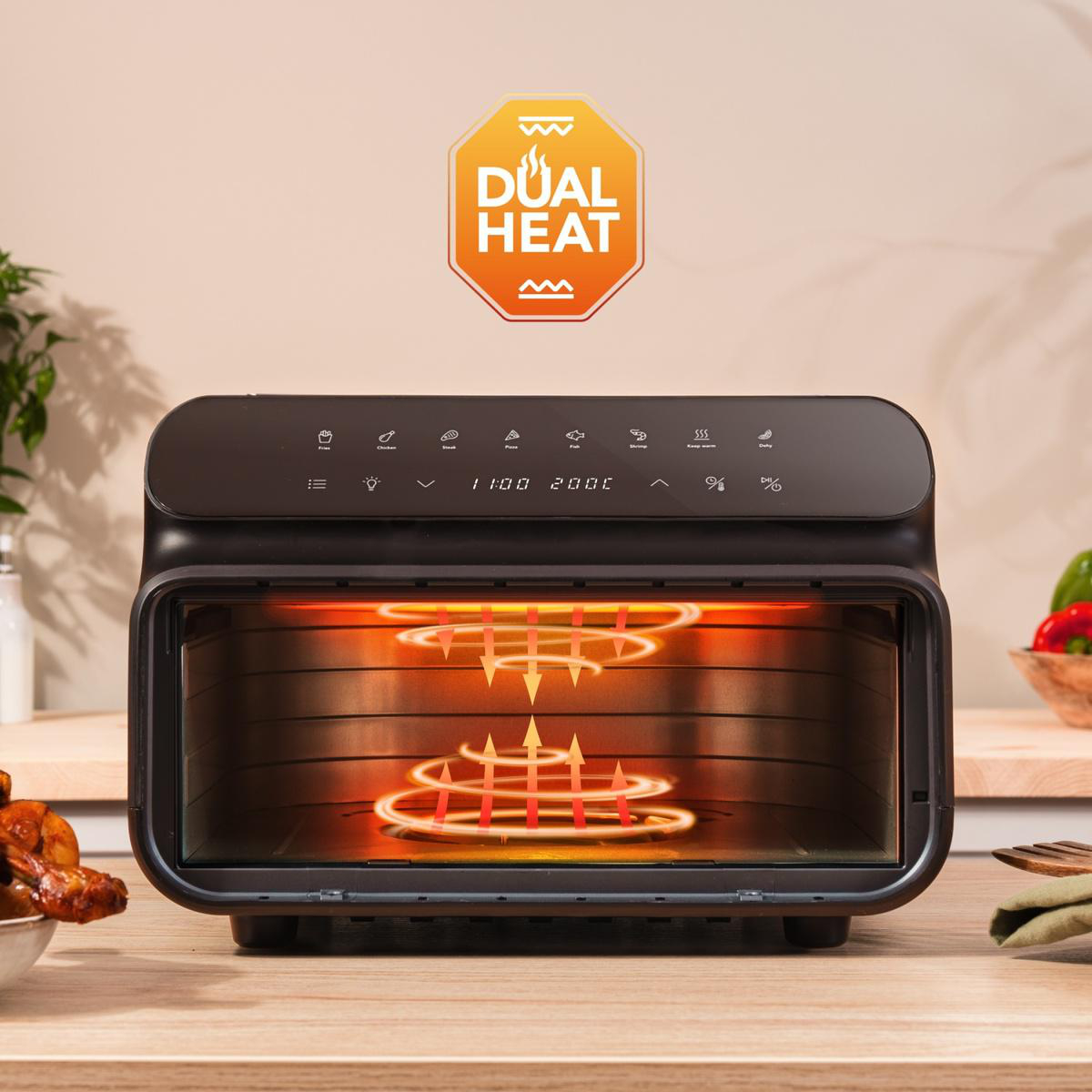 Eine schwarze Heißluftfritteuse mit leuchtend orangefarbenem Innenraum. Die Oberseite hat Touch-Bedienelemente und ein 'Dual Heat'-Logo.