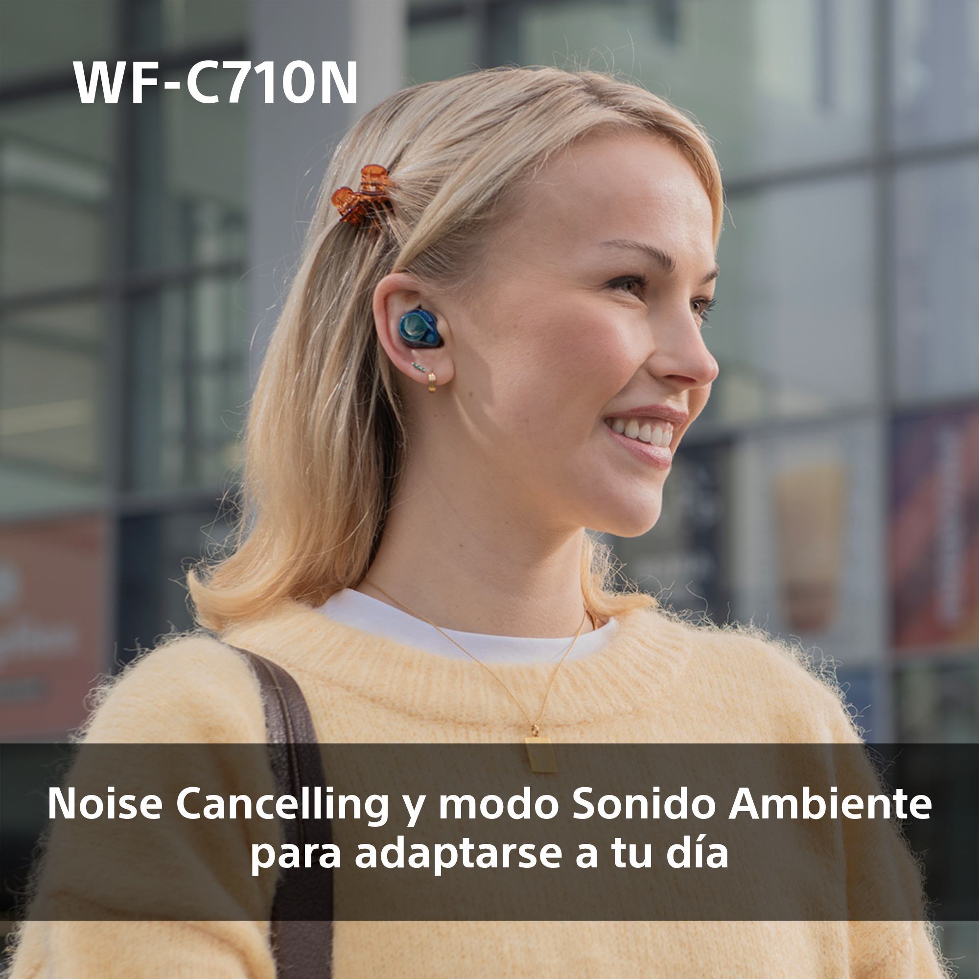 Una mujer con cabello rubio usando un auricular. El texto menciona la cancelación de ruido y el modo sonido ambiente.