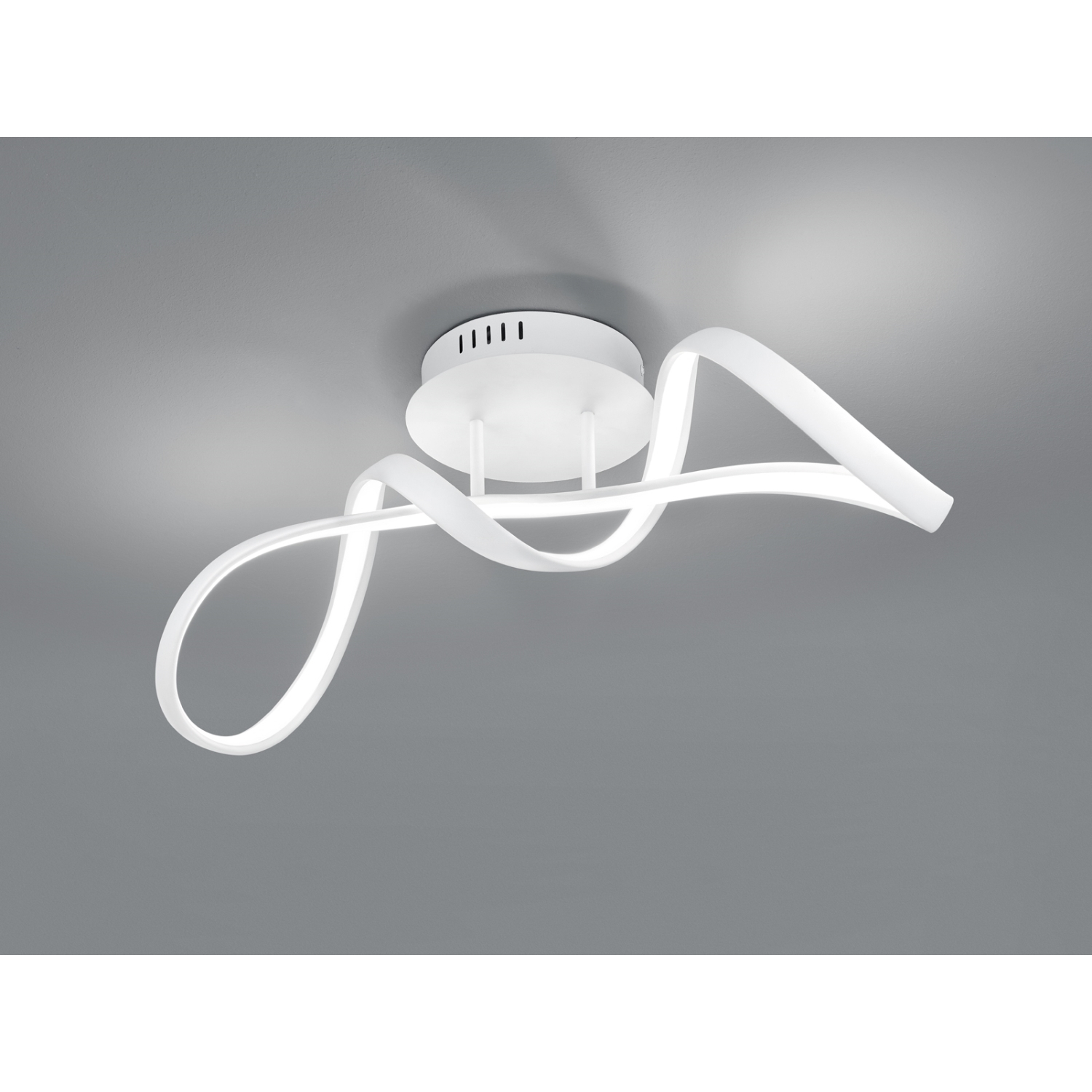 Lampada da soffitto bianca, astratta, con un design a loop.