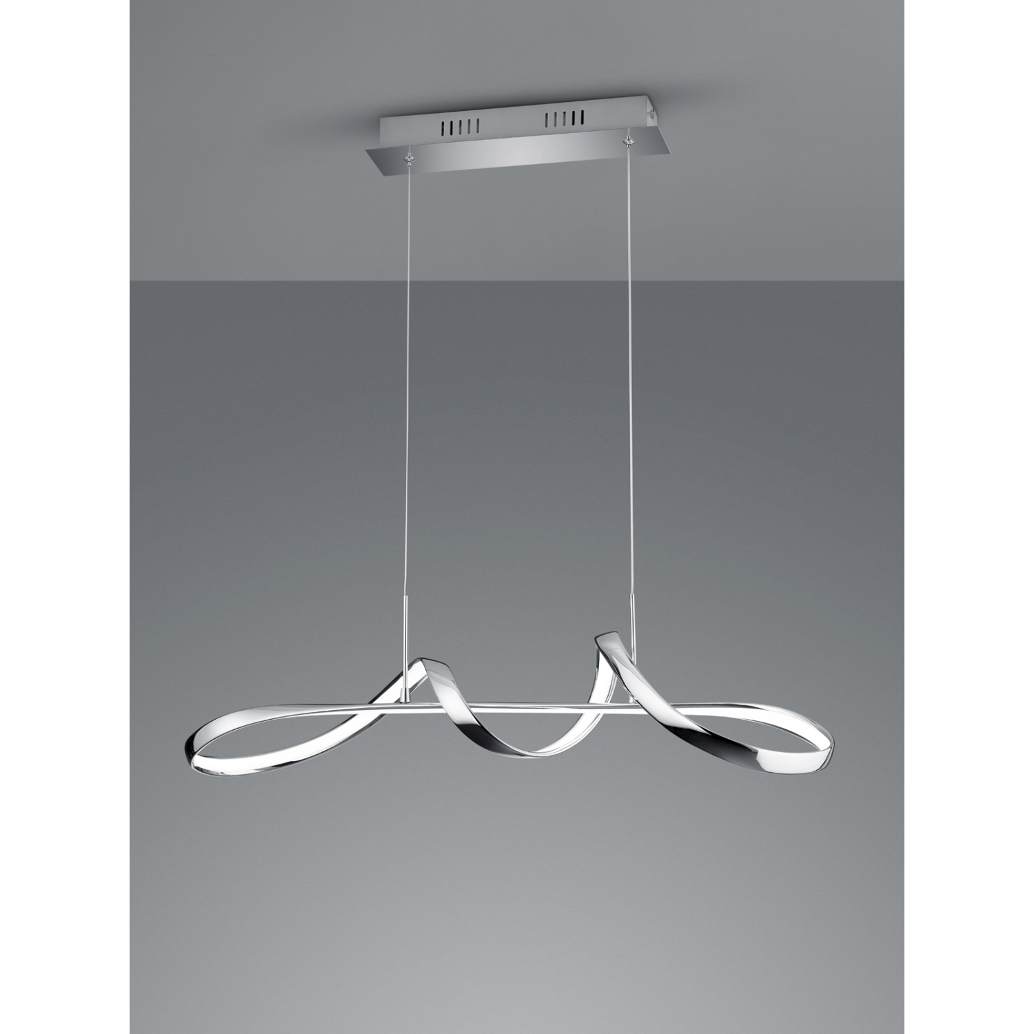 Lampada a sospensione moderna argentata con un design a loop fluido, appesa al soffitto.