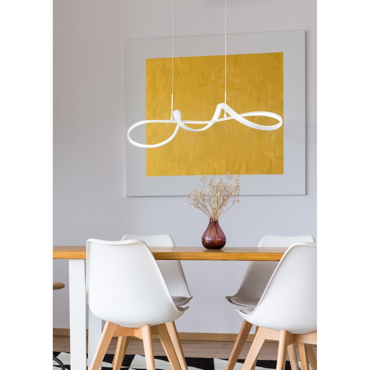 Lampadario bianco moderno su un tavolo in legno con sedie bianche.