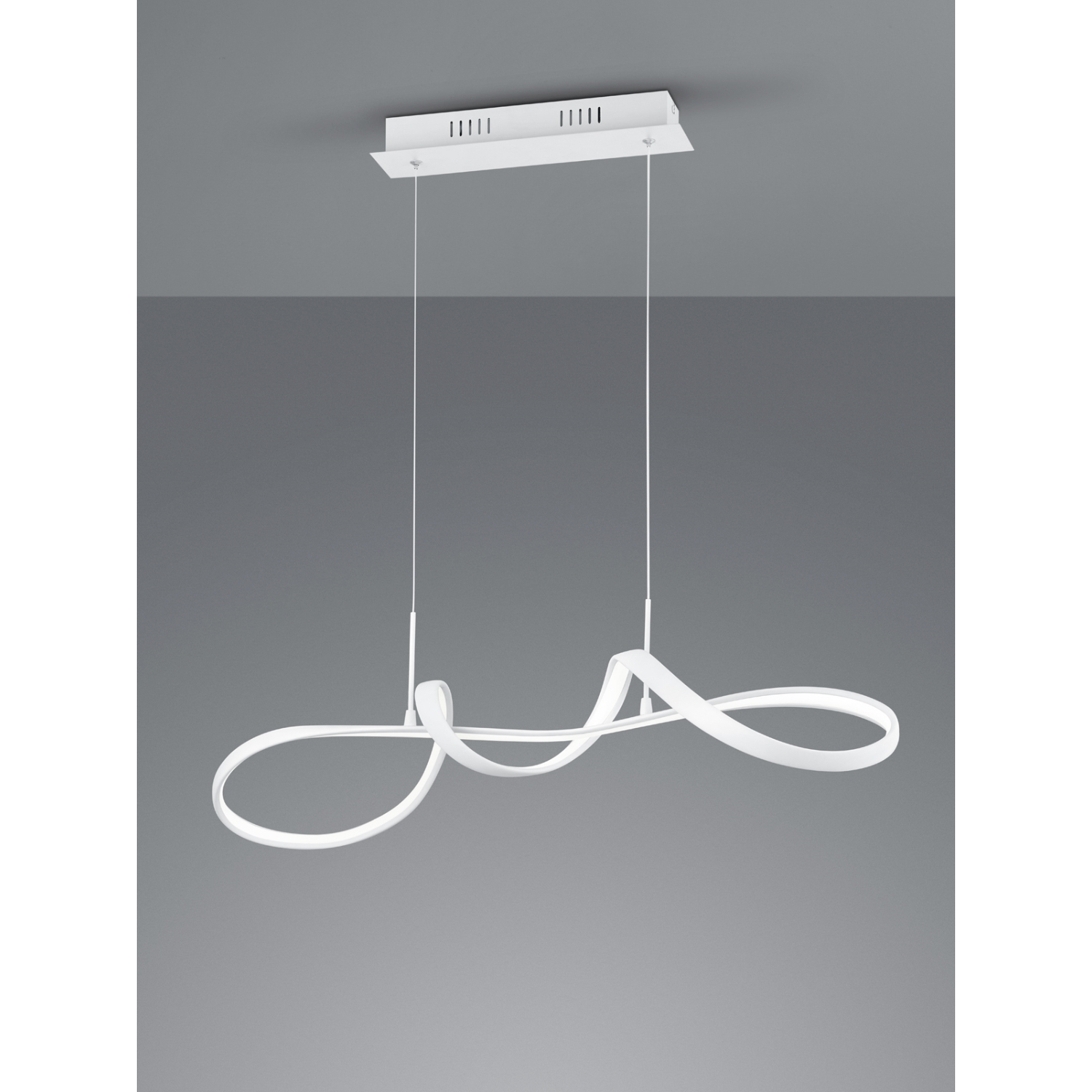 Lampada a sospensione bianca e moderna con un design curvo, appesa a un soffitto grigio.