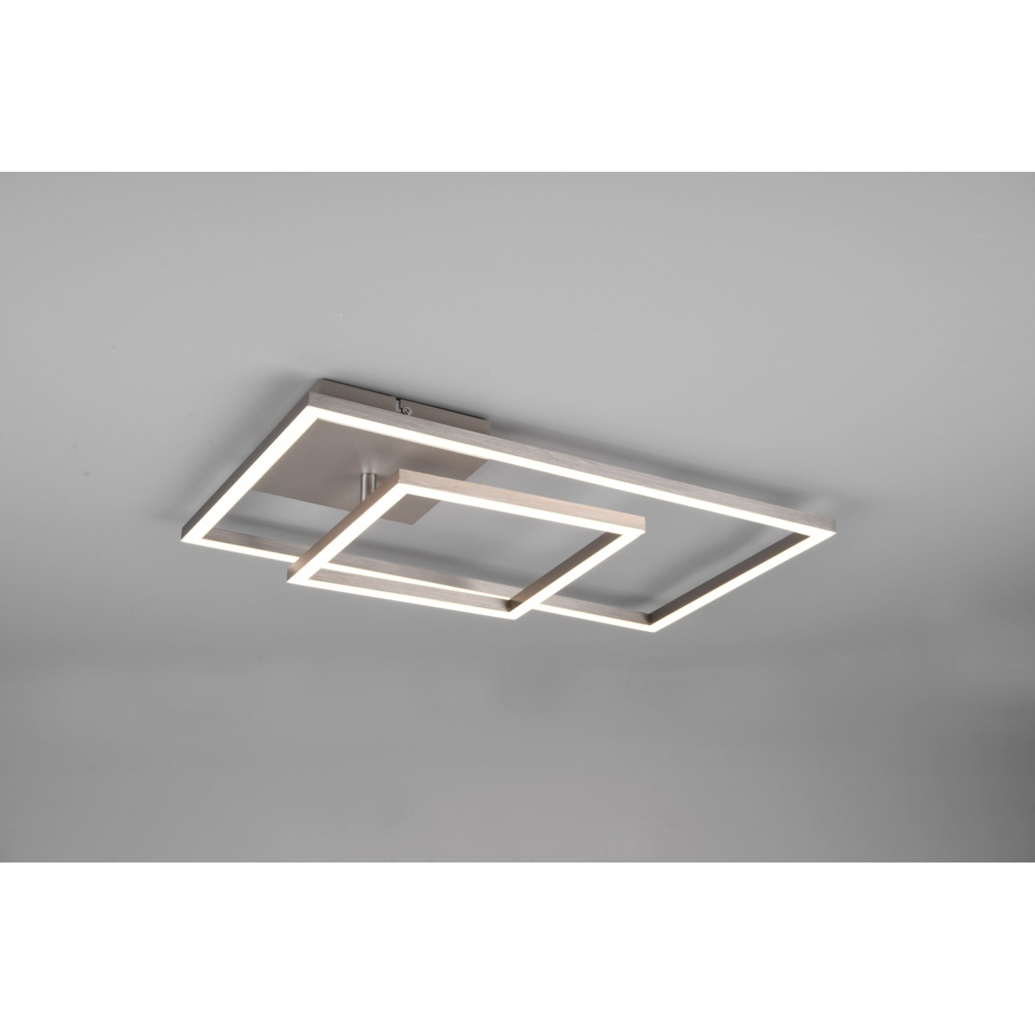 Apparecchio di illuminazione a soffitto con due cornici quadrate sovrapposte e una base argentata.