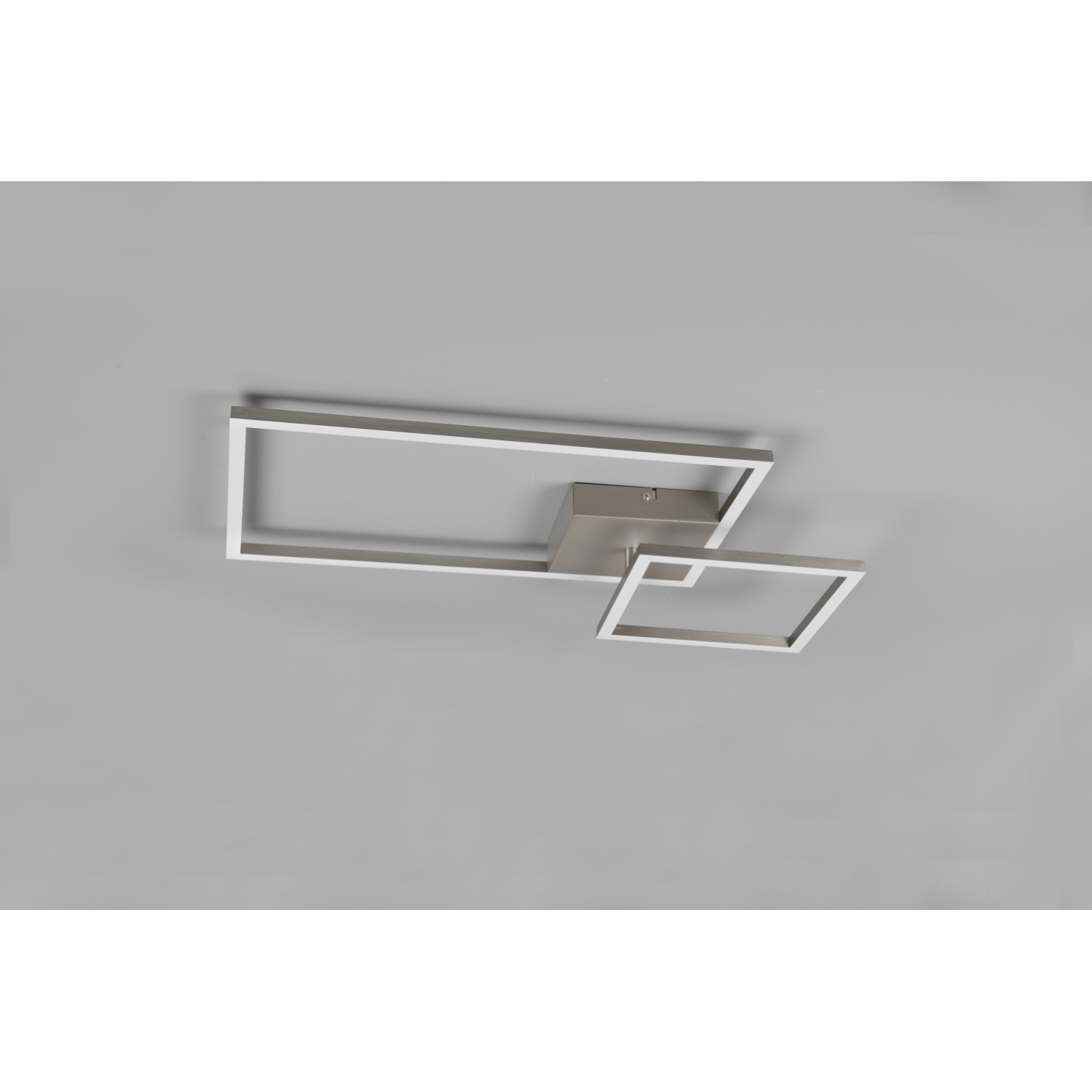 Lampada da soffitto moderna con cornici rettangolari e quadrate argentate su sfondo grigio.