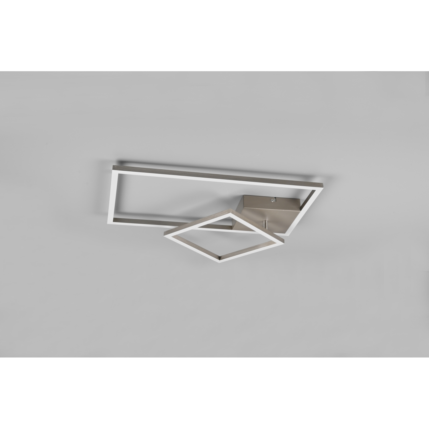 Un moderno apparecchio per lampada da soffitto con due forme rettangolari, angolate e sovrapposte.