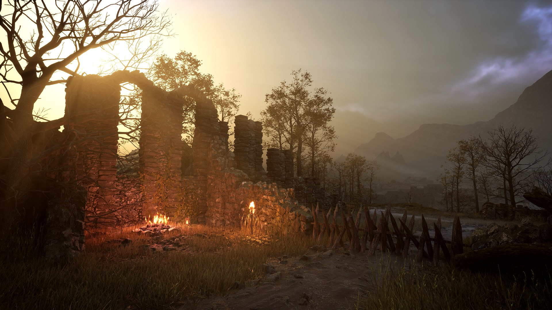 Ruine avec feu, coucher de soleil. Arbres, clôture et montagnes en arrière-plan. Atmosphérique.
