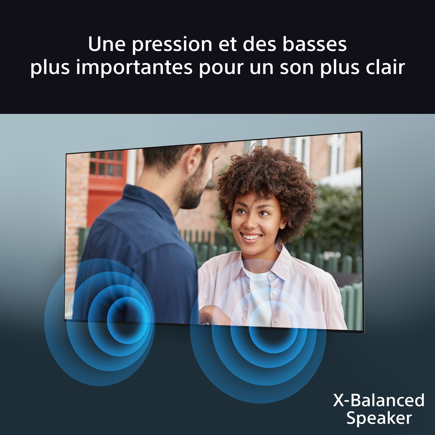 Un écran de télévision montre un couple. L'écran a des graphiques d'ondes sonores bleues.