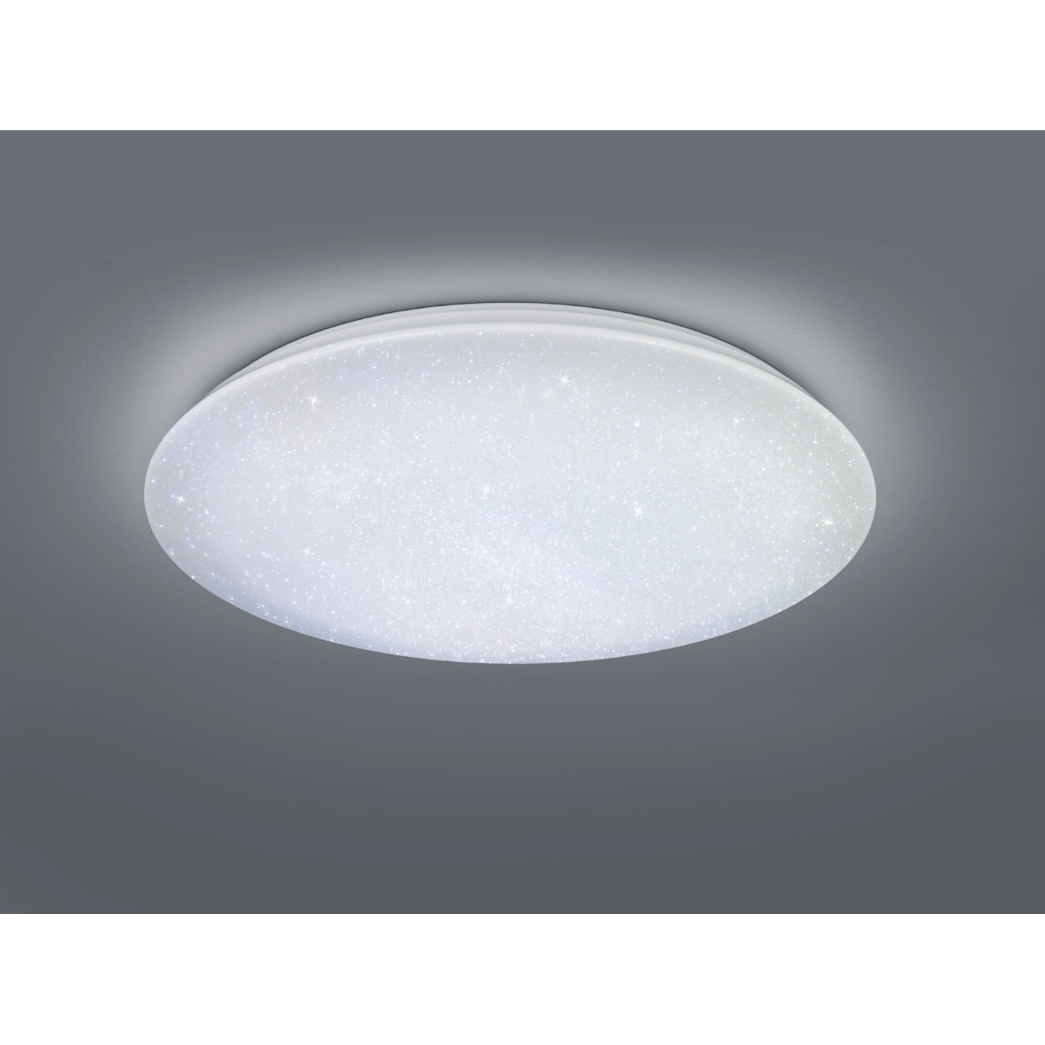 Lampada da soffitto rotonda e bianca con motivo a stella, montata su soffitto grigio.