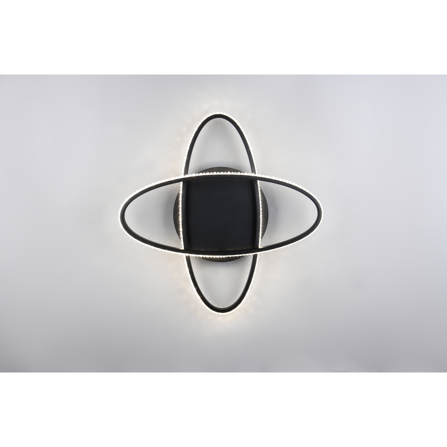 Un moderno apparecchio di illuminazione a soffitto nero con due ovali intersecanti.