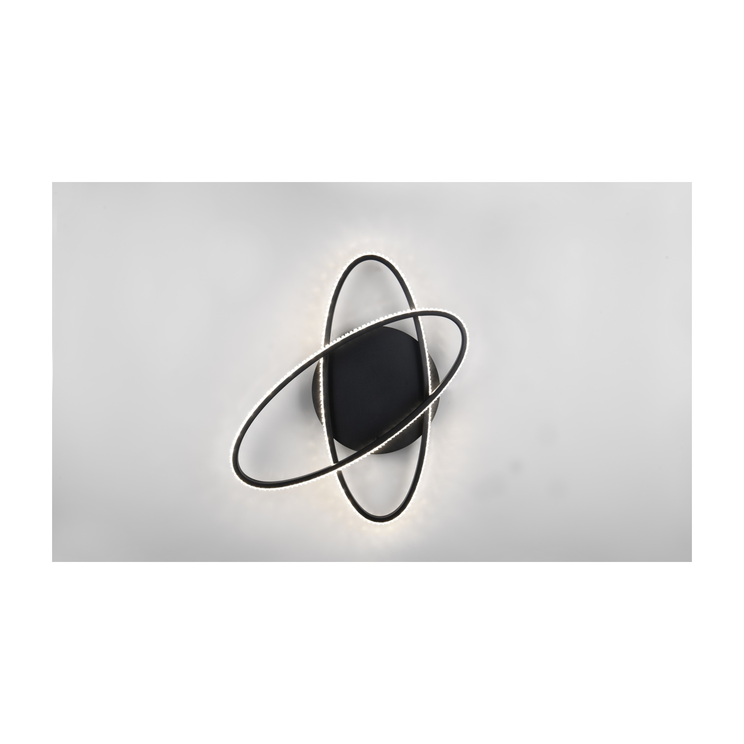 Lampada da parete nera moderna con due anelli ovali intersecanti, illuminata da LED, su sfondo bianco.