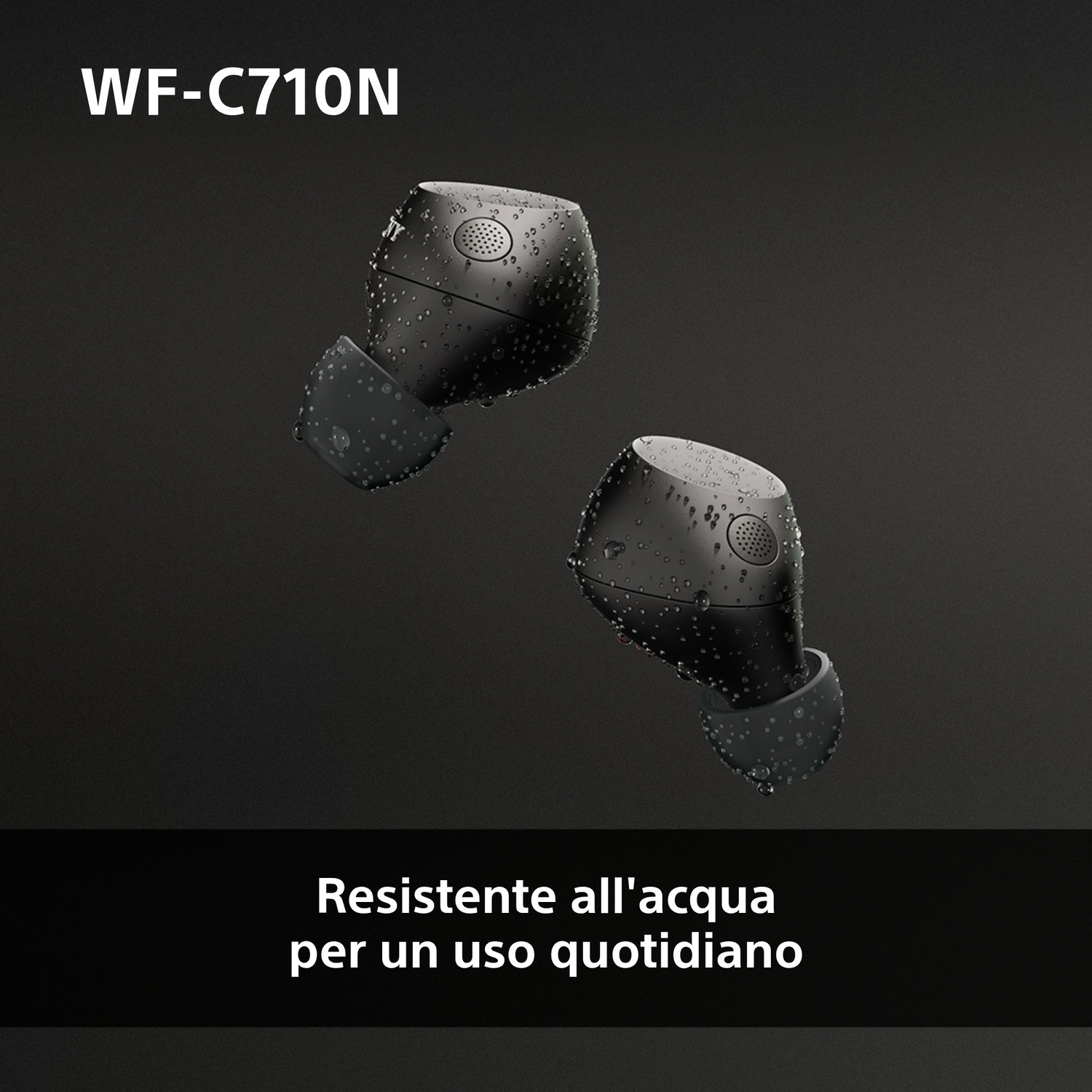 Auricolari neri con goccioline d'acqua su sfondo scuro. Il nome del prodotto è WF-C710N.