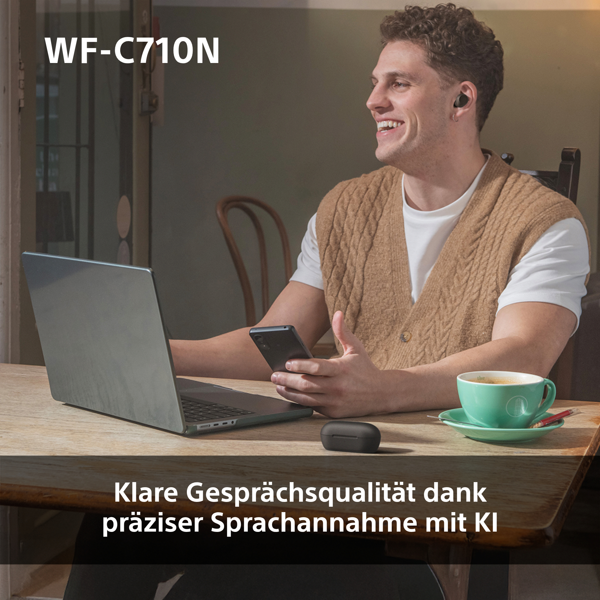Ein schwarzes ovales Kopfhöreretui auf weißem Hintergrund.