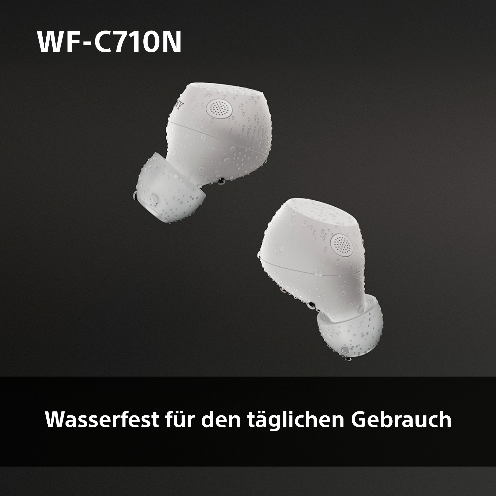 Weiße Ohrhörer mit Wassertropfen vor dunklem Hintergrund. Text: Wasserfest für den täglichen Gebrauch.