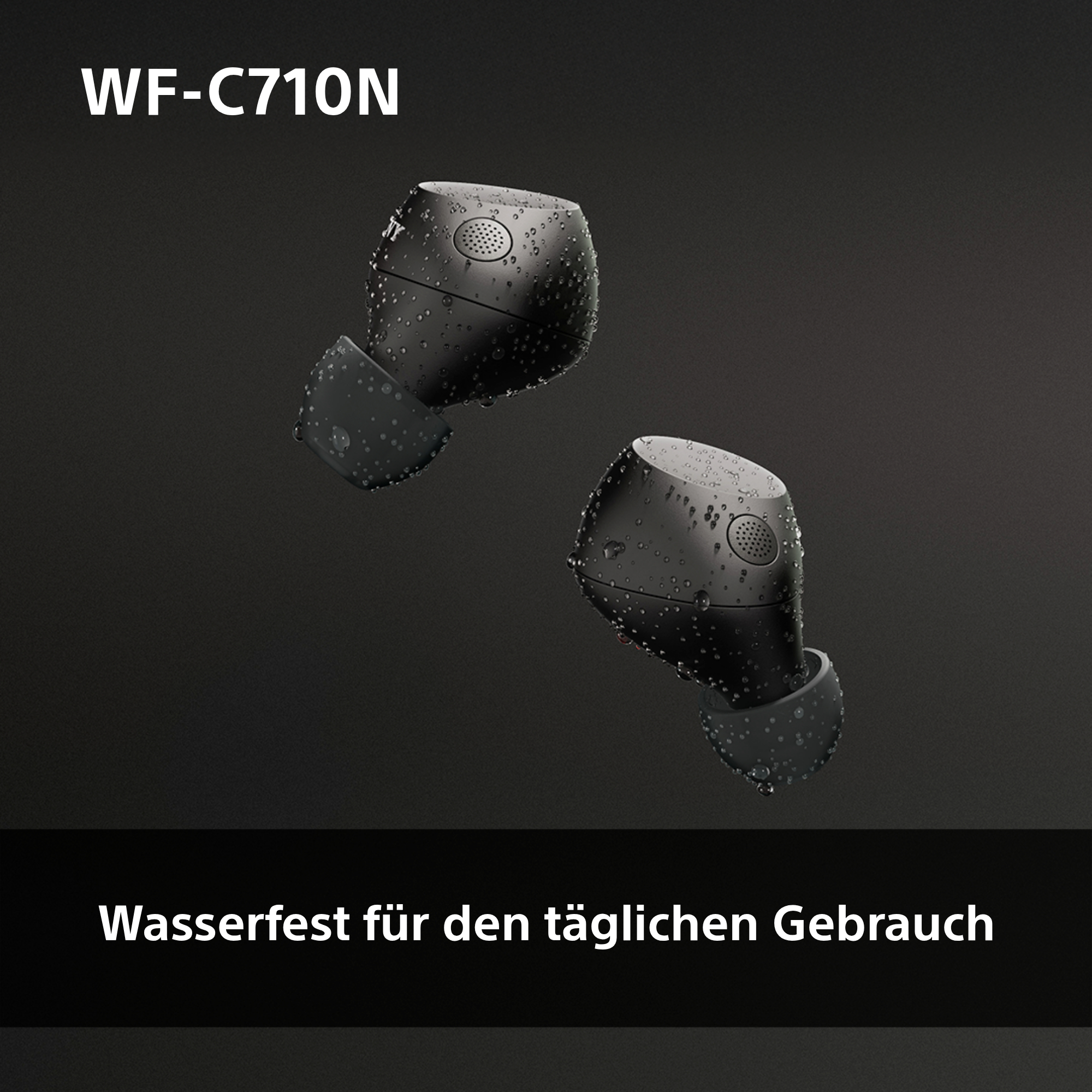 Zwei schwarze kabellose Ohrhörer mit Wassertropfen auf dunklem Hintergrund, Text: Wasserfest.
