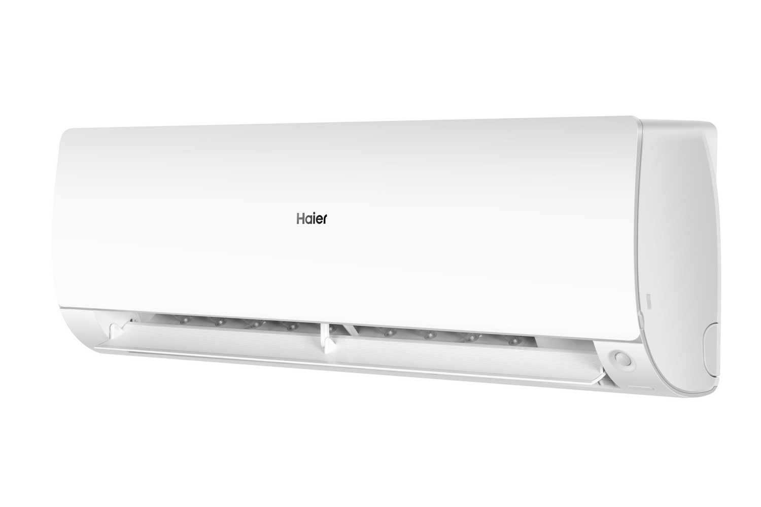 Aire acondicionado Haier blanco montado en una pared blanca, visto desde un ángulo, aislado sobre fondo blanco.