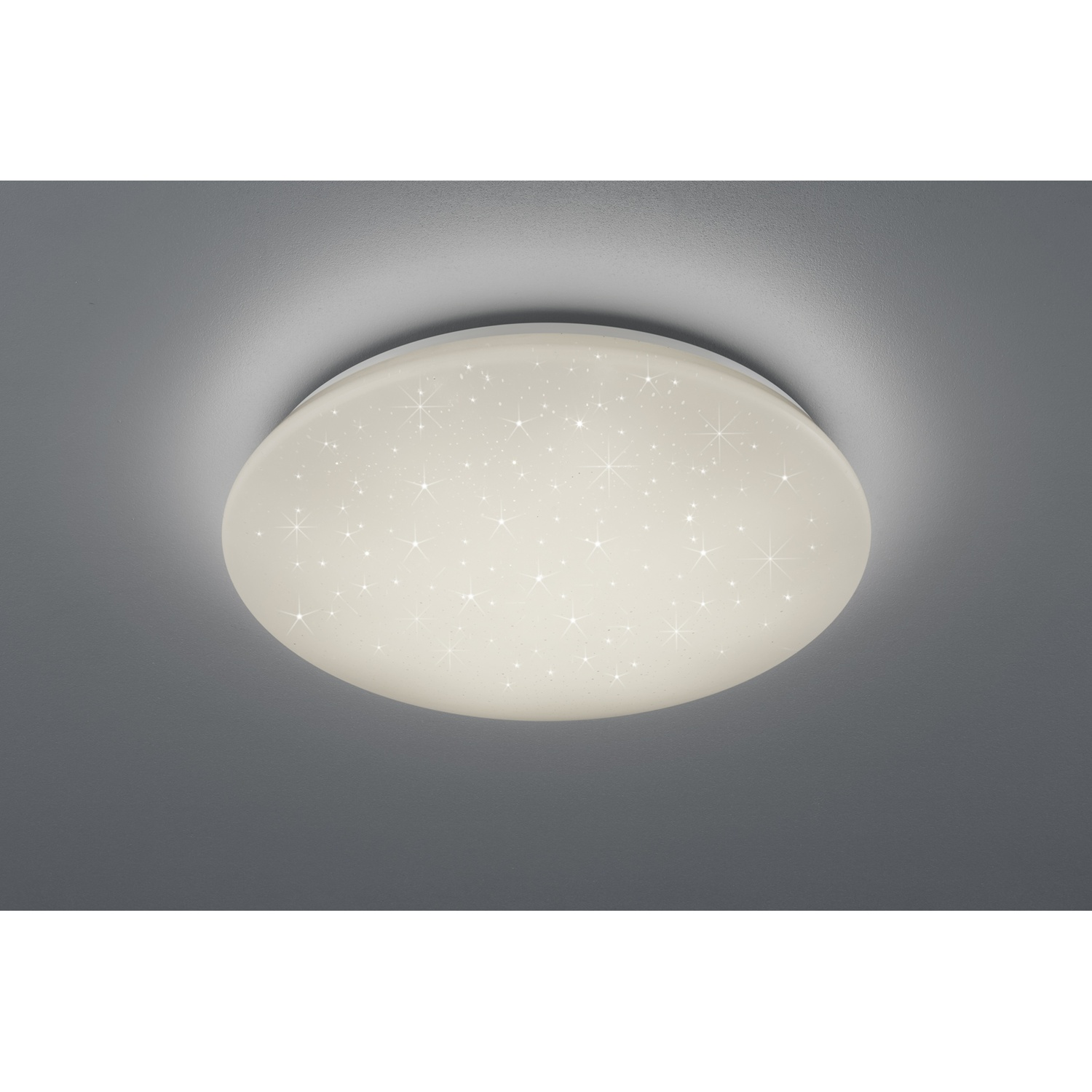 Lampada da soffitto con motivo a stelle. È bianca e circolare. Sfondo grigio.