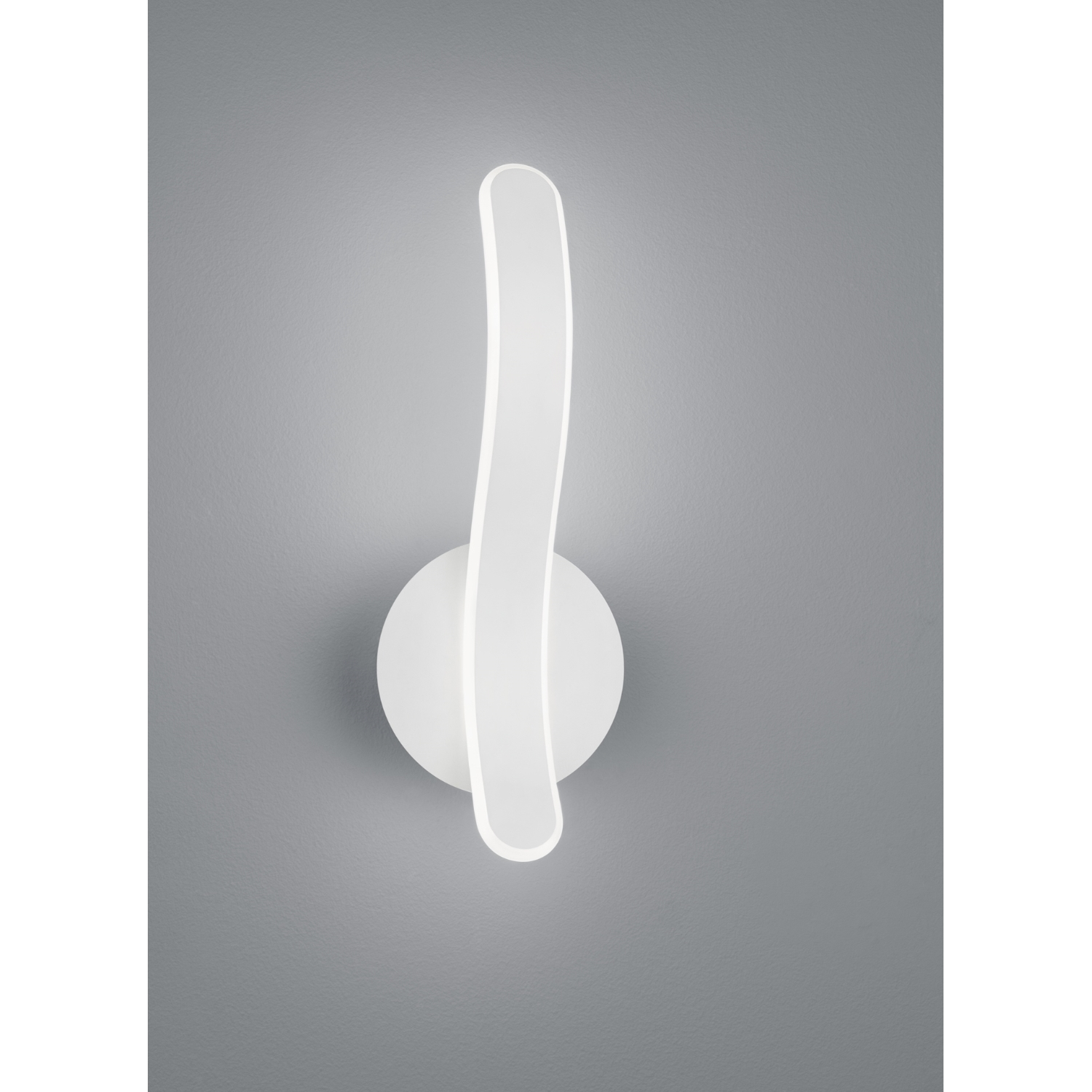 Un moderno apparecchio di illuminazione a parete a LED bianco su un muro grigio.