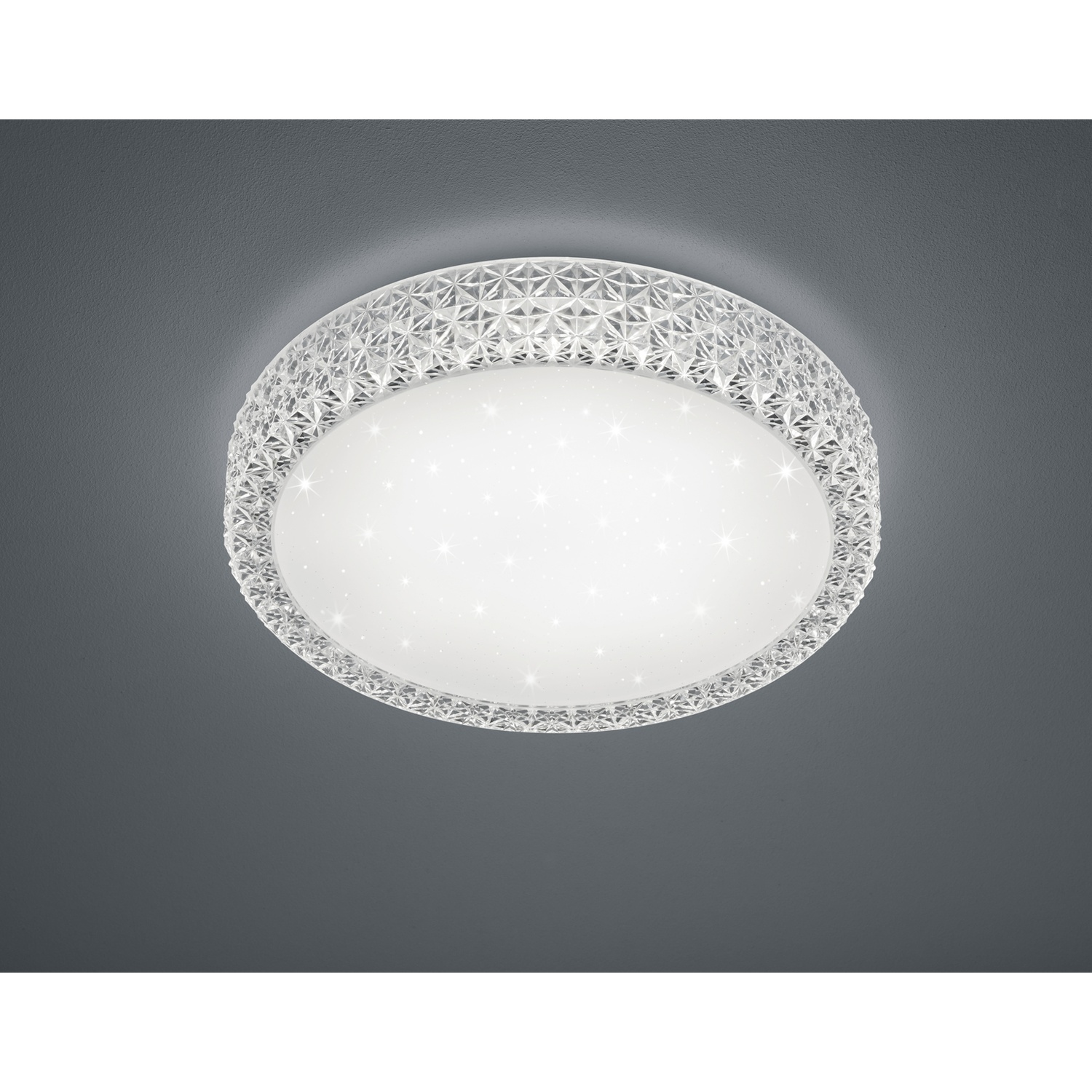 Plafoniera bianca con bordo decorativo e fantasia. Il soffitto è grigio.